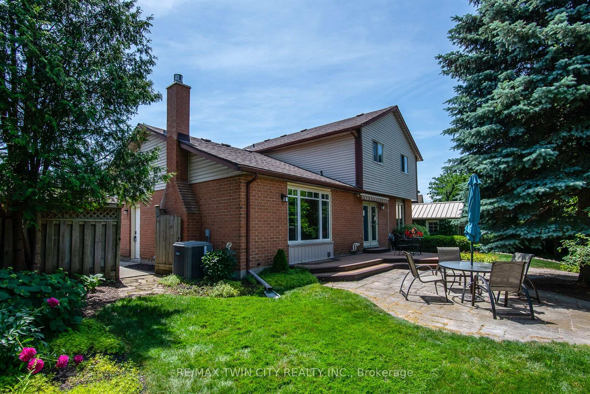 Photo 5 of 162 Ambleside Court, Waterloo — HOMEH
