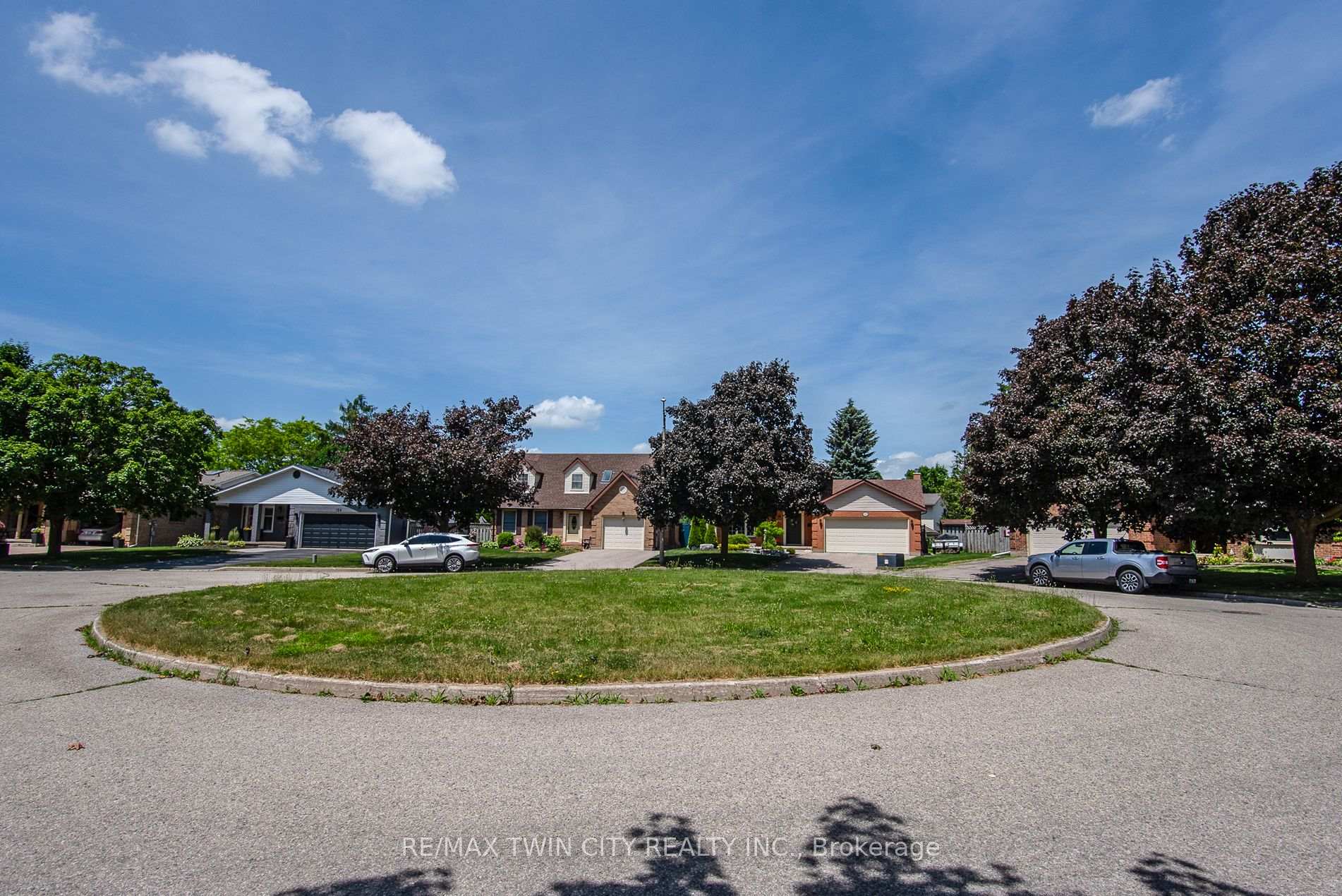 Photo 10 of 162 Ambleside Court, Waterloo — HOMEH