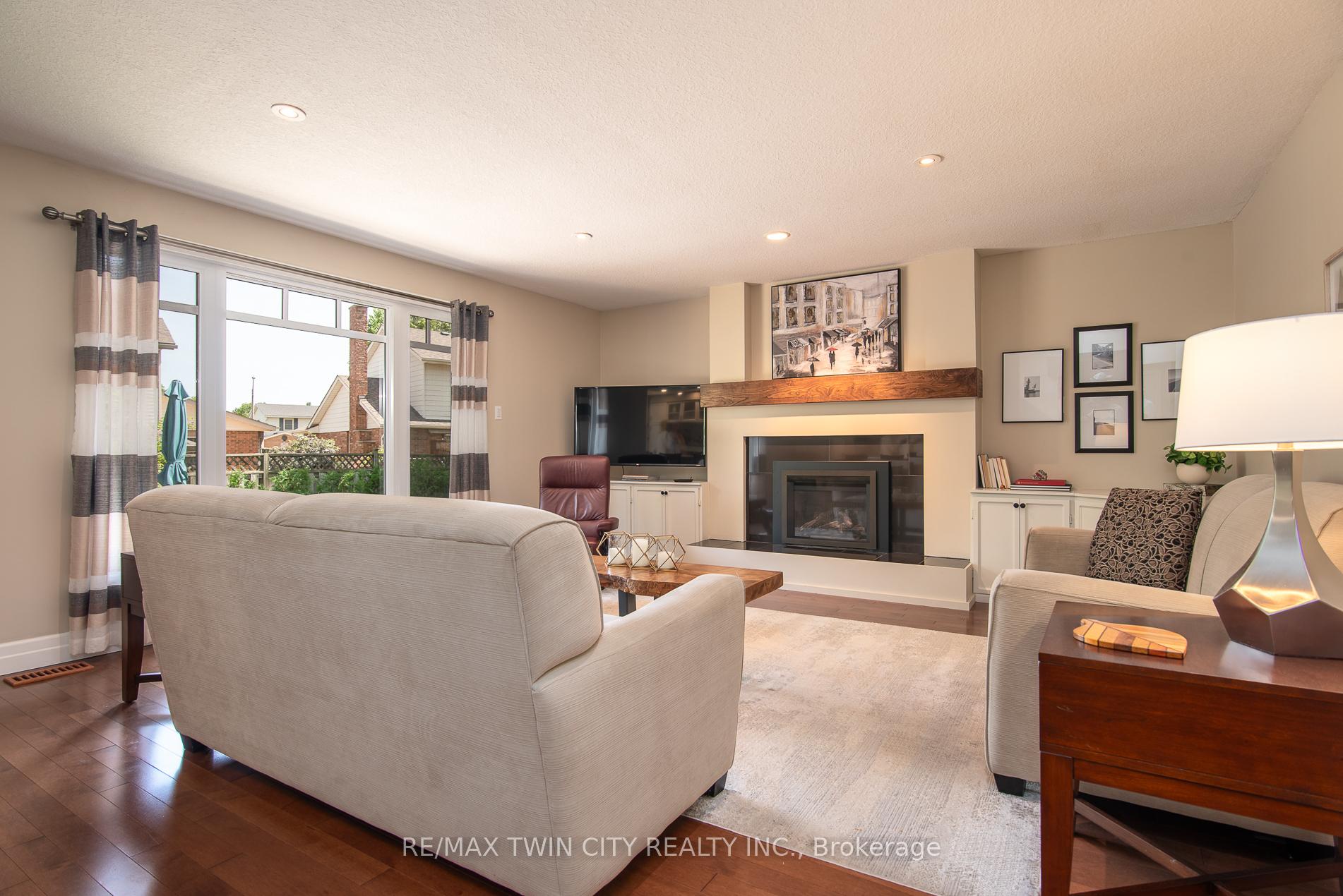 Photo 14 of 162 Ambleside Court, Waterloo — HOMEH