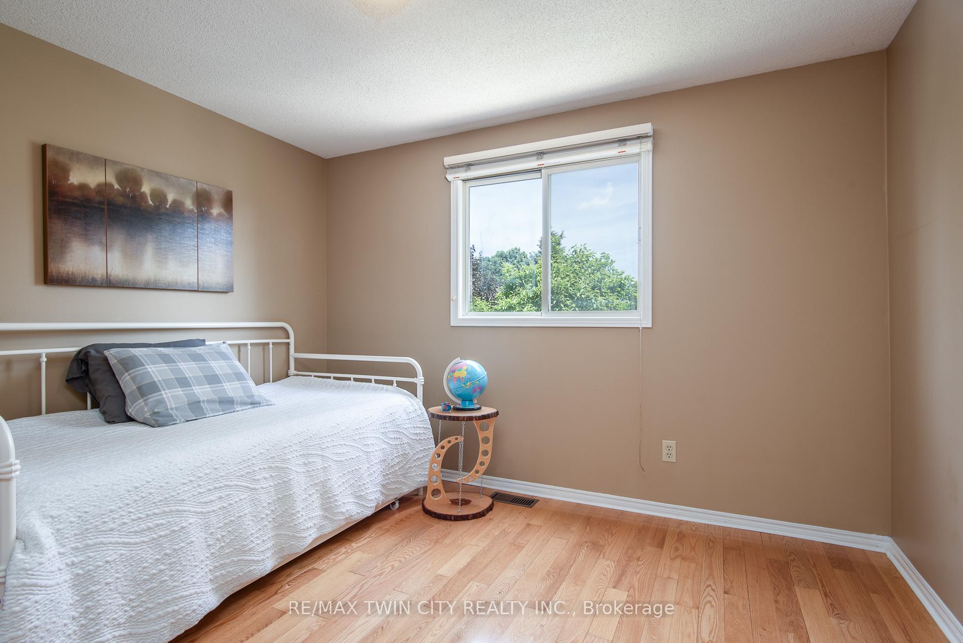 Photo 34 of 162 Ambleside Court, Waterloo — HOMEH