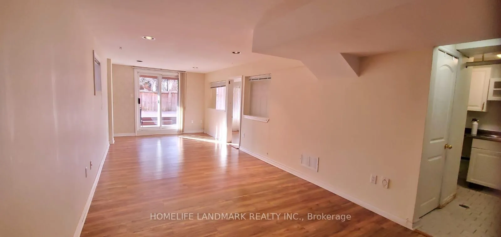 Photo 3 of 125 Stonebriar Drive, Vaughan, Maple — HOMEH