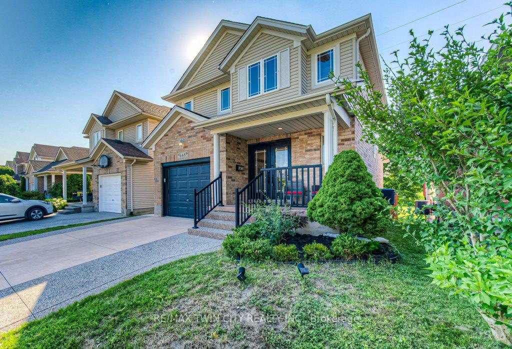 Photo 3 of 648 Brandenburg Boulevard, Waterloo — HOMEH