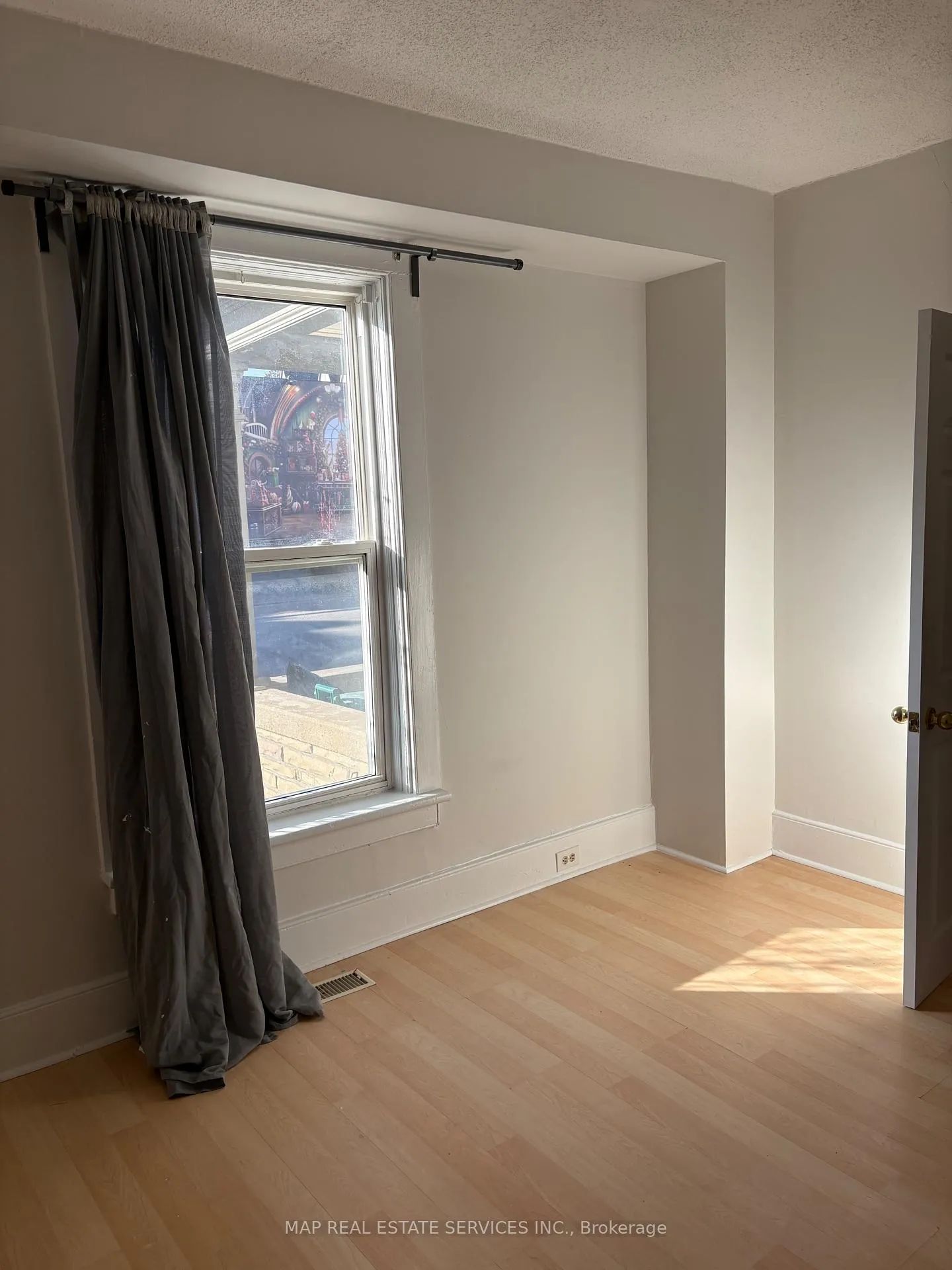 Photo 3 of 15 Wallace Street, Vaughan, West Woodbridge — HOMEH