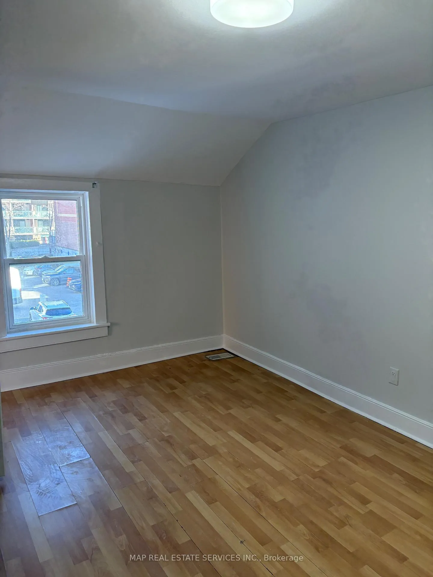 Photo 4 of 15 Wallace Street, Vaughan, West Woodbridge — HOMEH