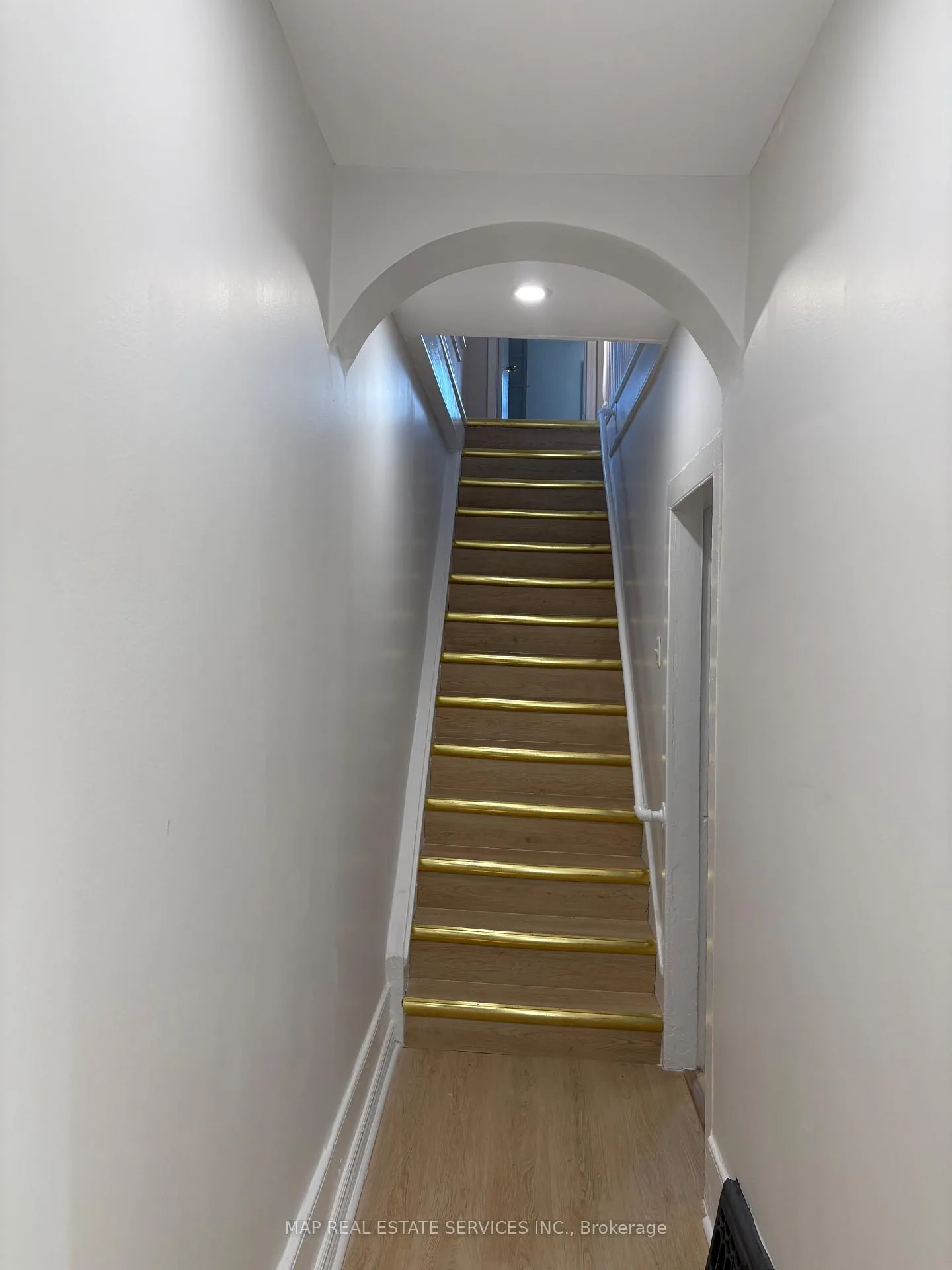 Photo 5 of 15 Wallace Street, Vaughan, West Woodbridge — HOMEH