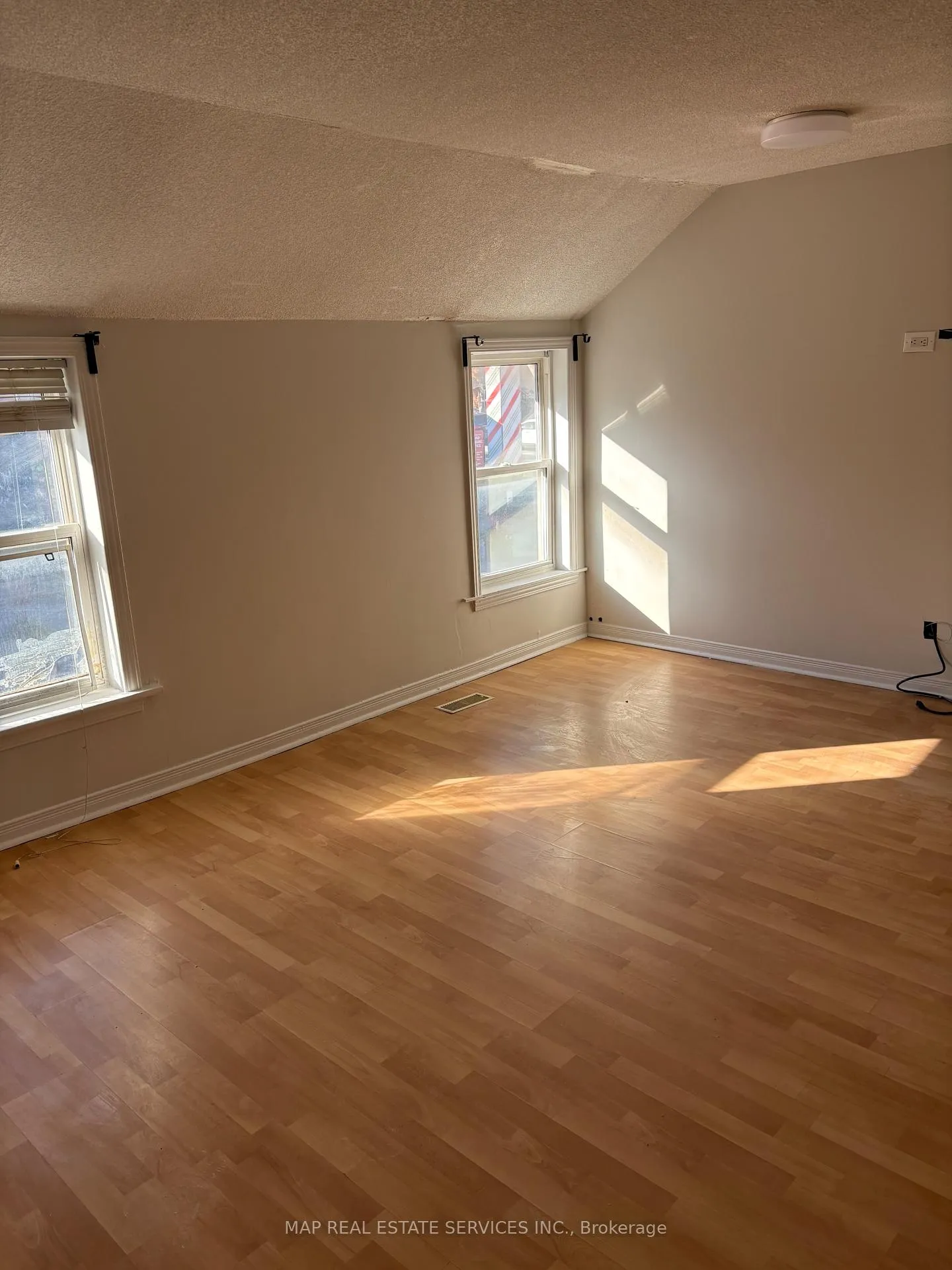 Photo 7 of 15 Wallace Street, Vaughan, West Woodbridge — HOMEH