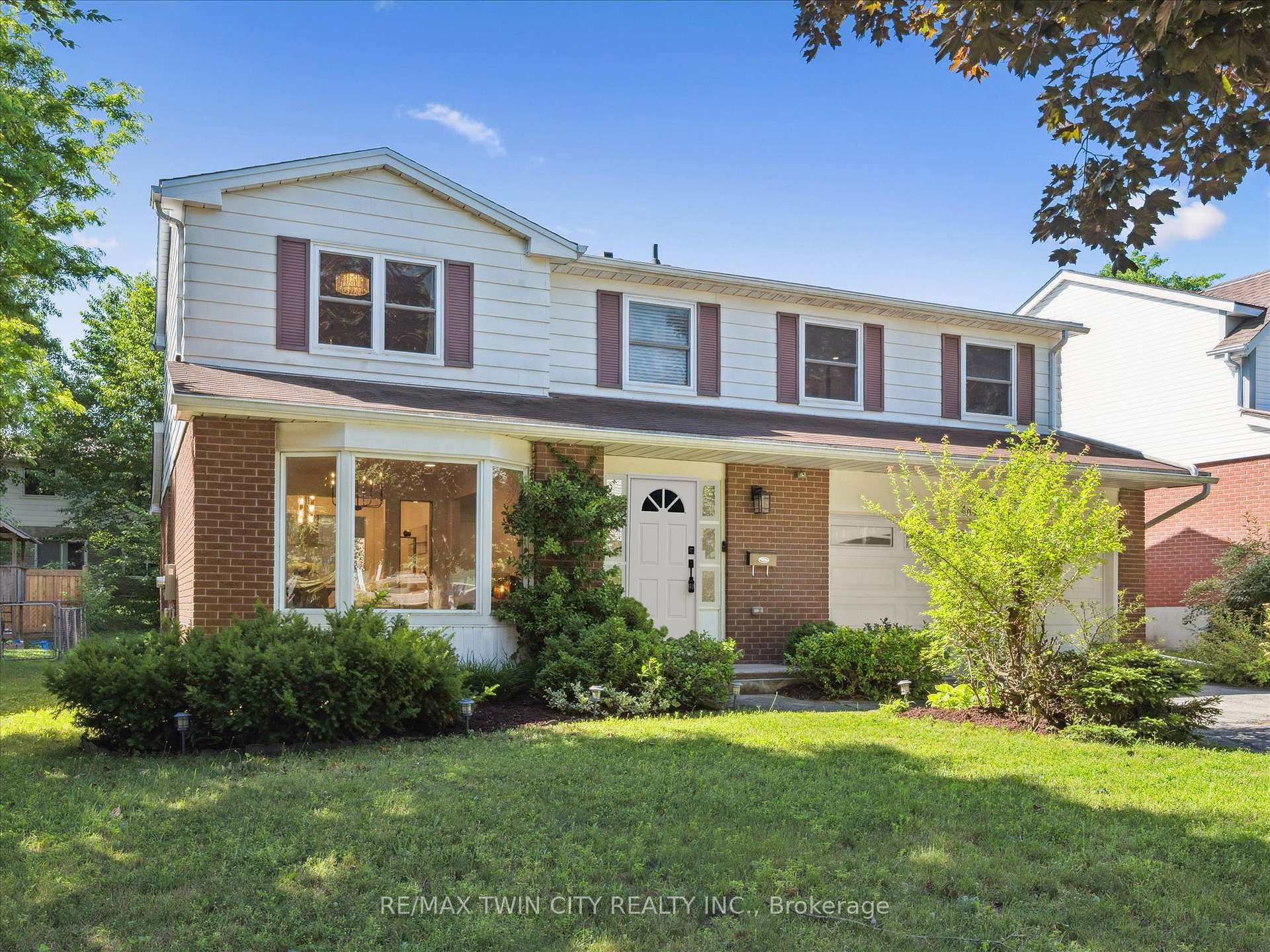 Photo 3 of 444 Stillmeadow Circle, Waterloo — HOMEH