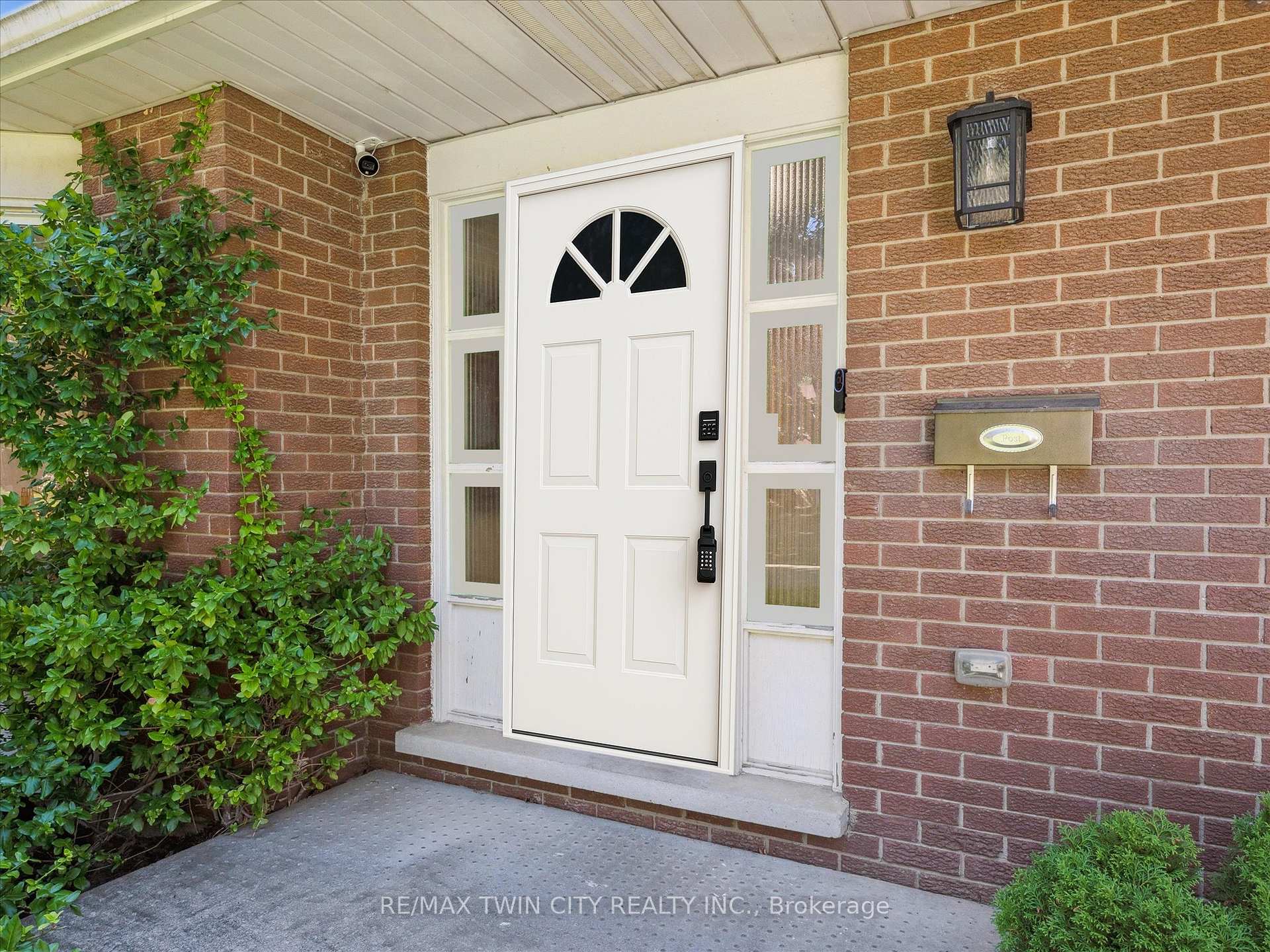 Photo 5 of 444 Stillmeadow Circle, Waterloo — HOMEH