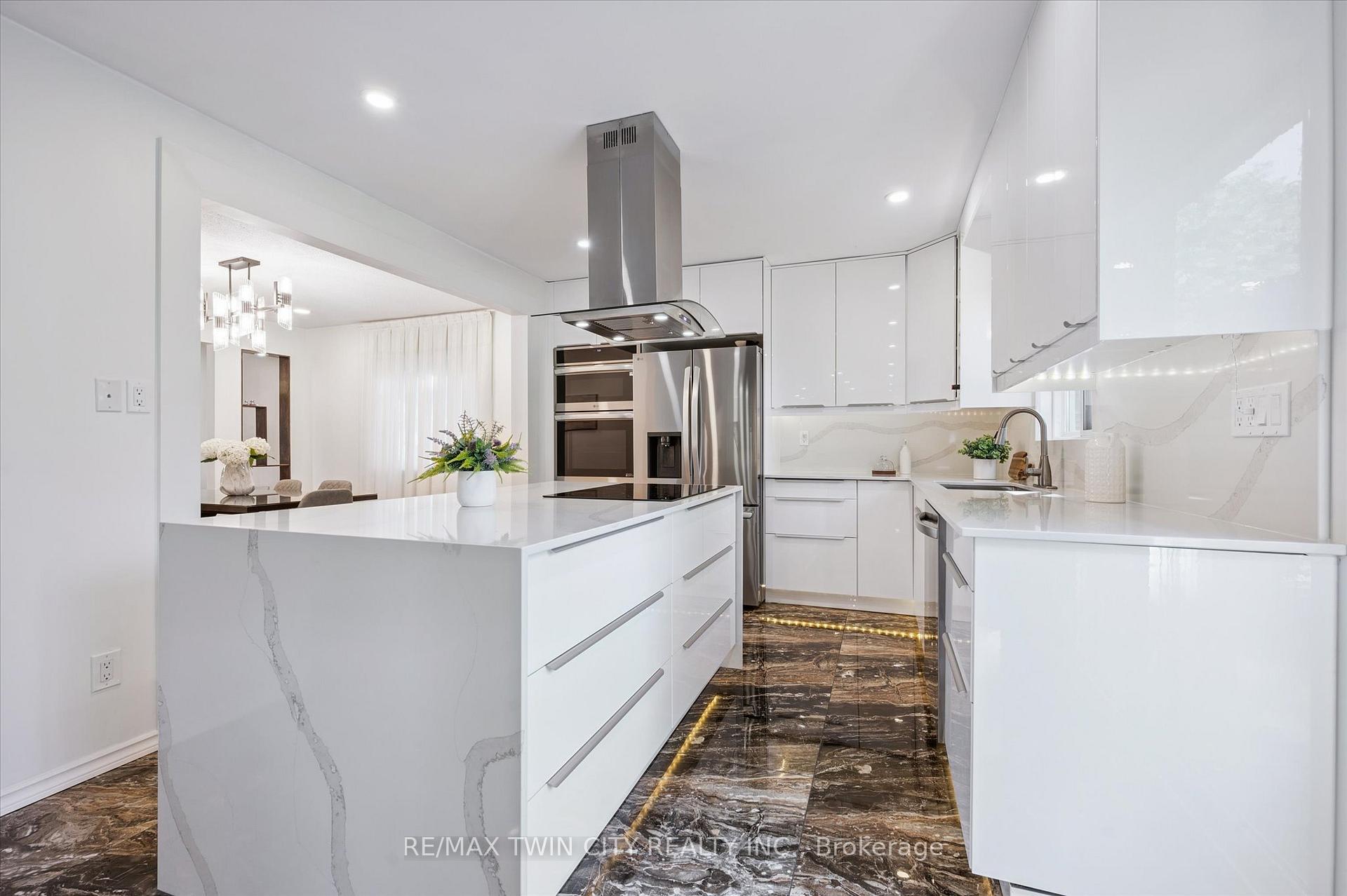 Photo 13 of 444 Stillmeadow Circle, Waterloo — HOMEH