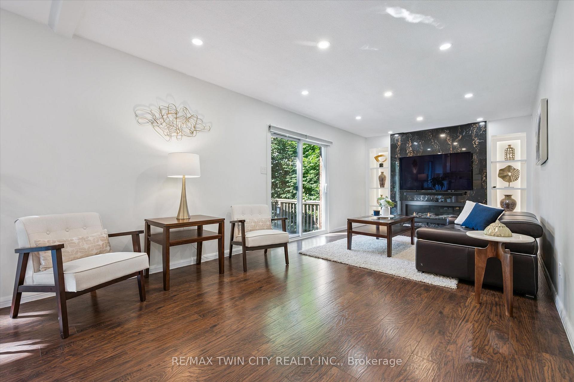 Photo 16 of 444 Stillmeadow Circle, Waterloo — HOMEH