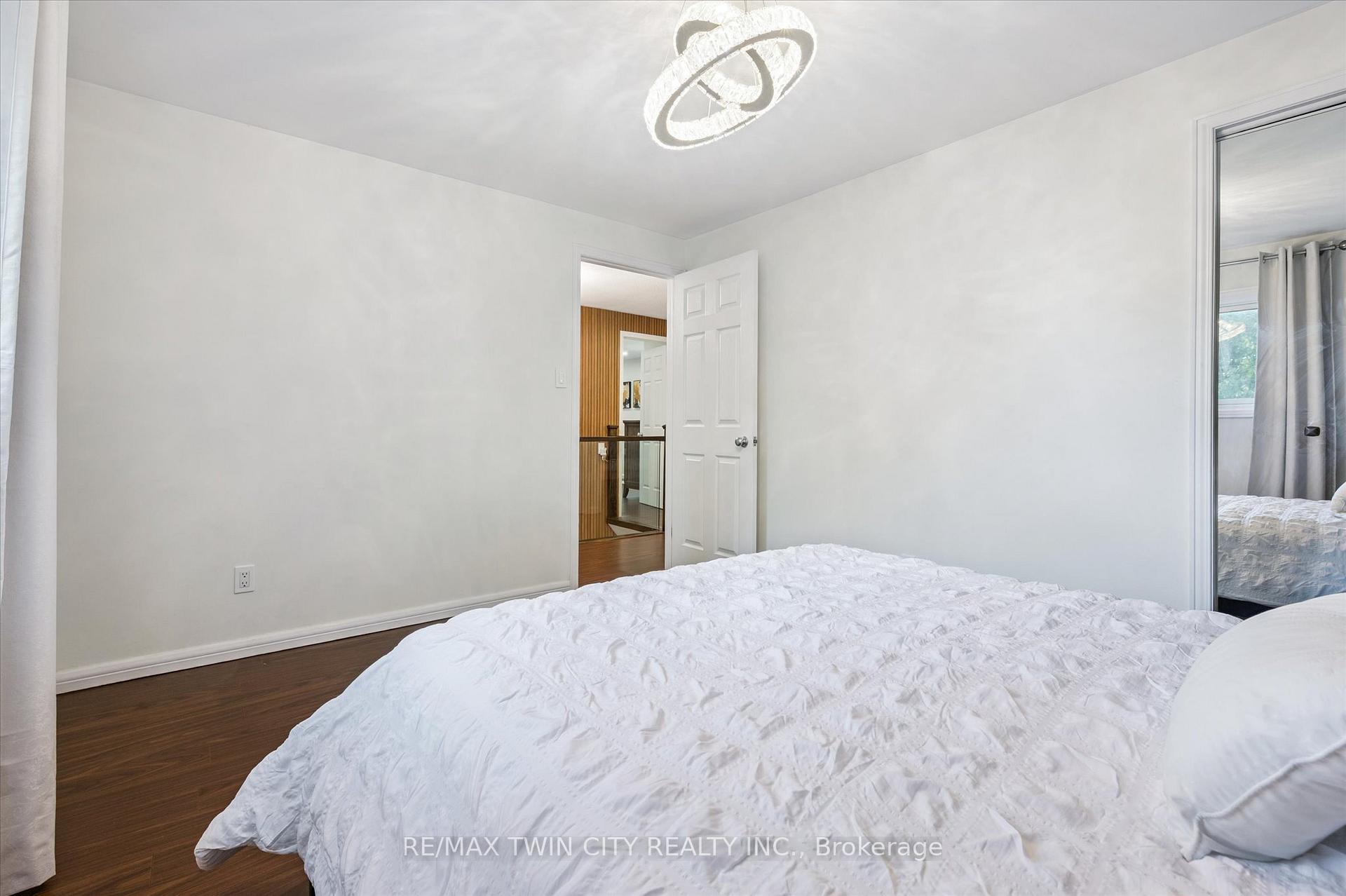 Photo 25 of 444 Stillmeadow Circle, Waterloo — HOMEH