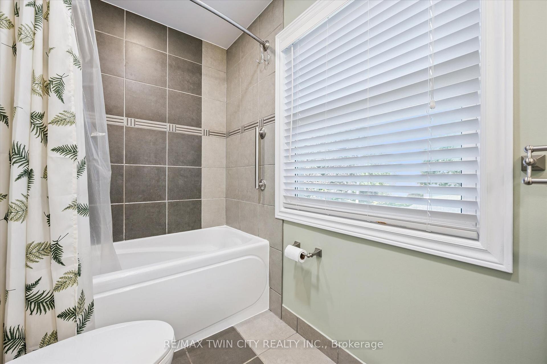 Photo 29 of 444 Stillmeadow Circle, Waterloo — HOMEH