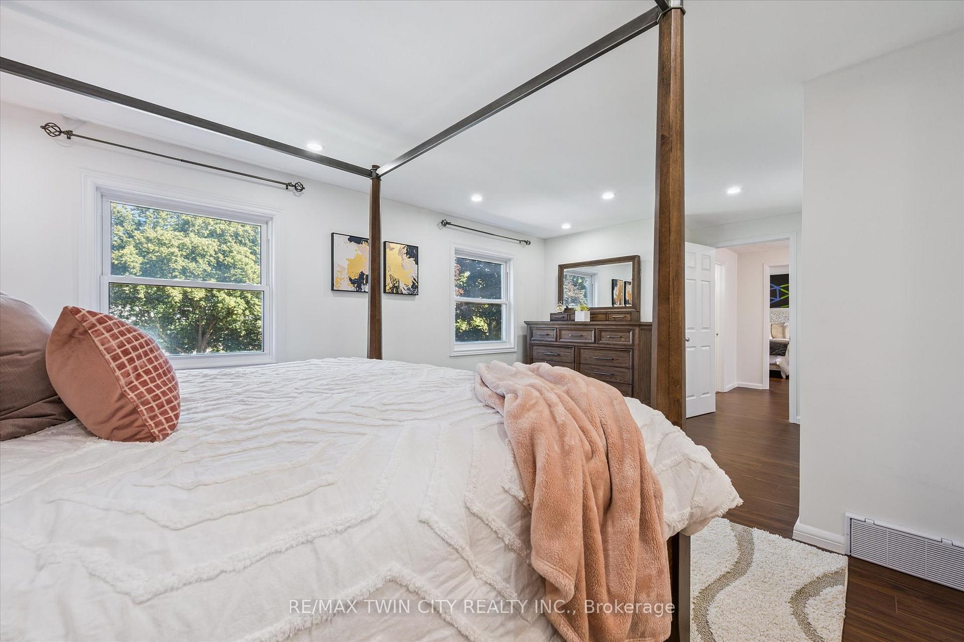 Photo 31 of 444 Stillmeadow Circle, Waterloo — HOMEH