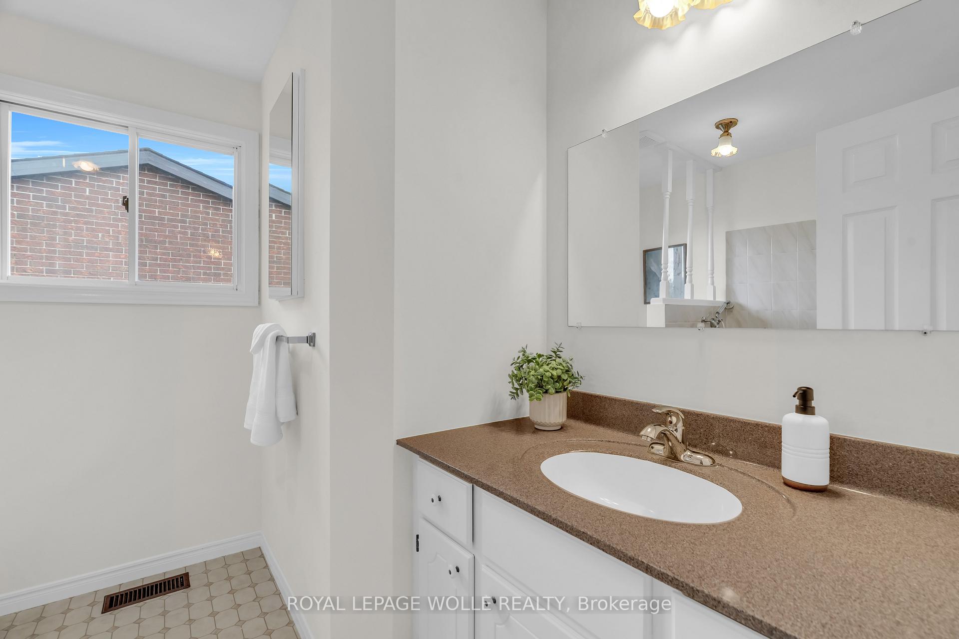 Photo 25 of 89 Valley Ridge Crescent, Waterloo — HOMEH