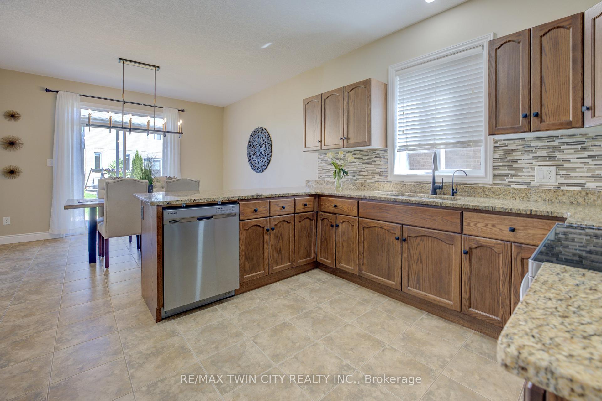 Photo 10 of 304 Westpark Crescent, Waterloo — HOMEH
