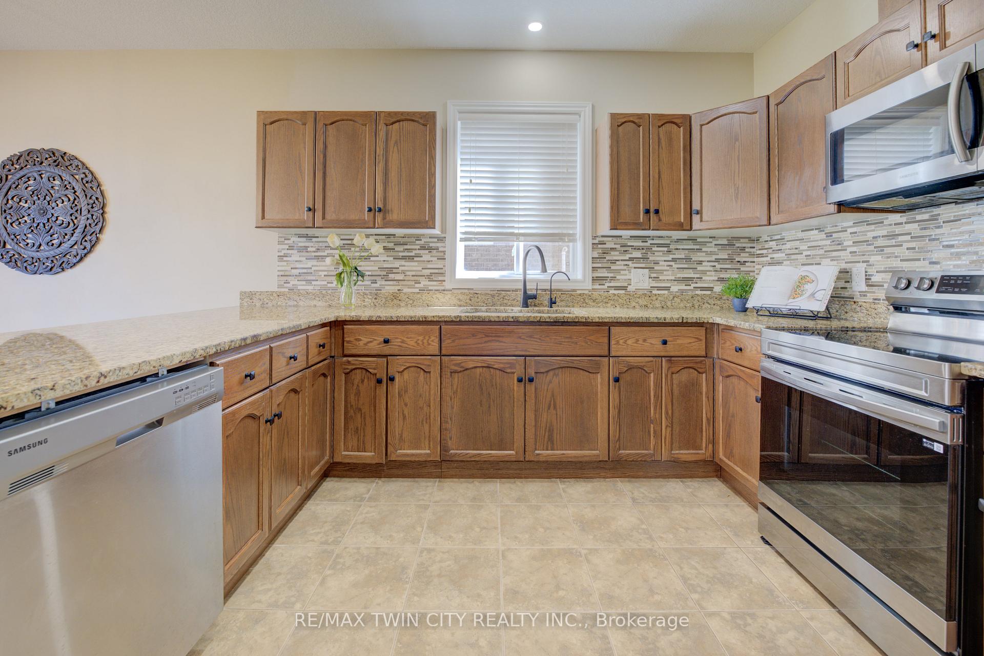 Photo 11 of 304 Westpark Crescent, Waterloo — HOMEH