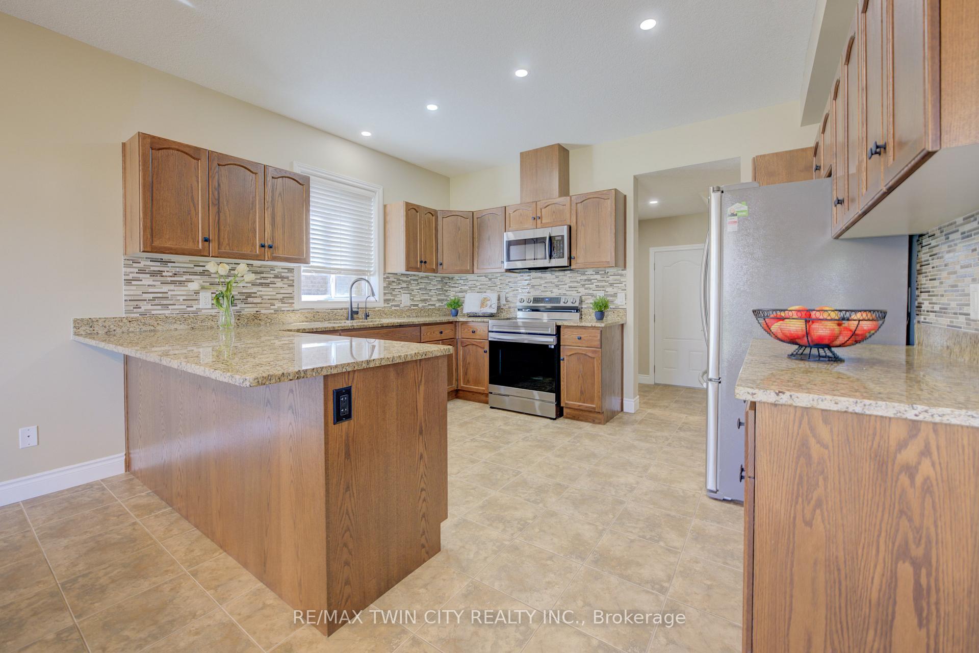 Photo 13 of 304 Westpark Crescent, Waterloo — HOMEH