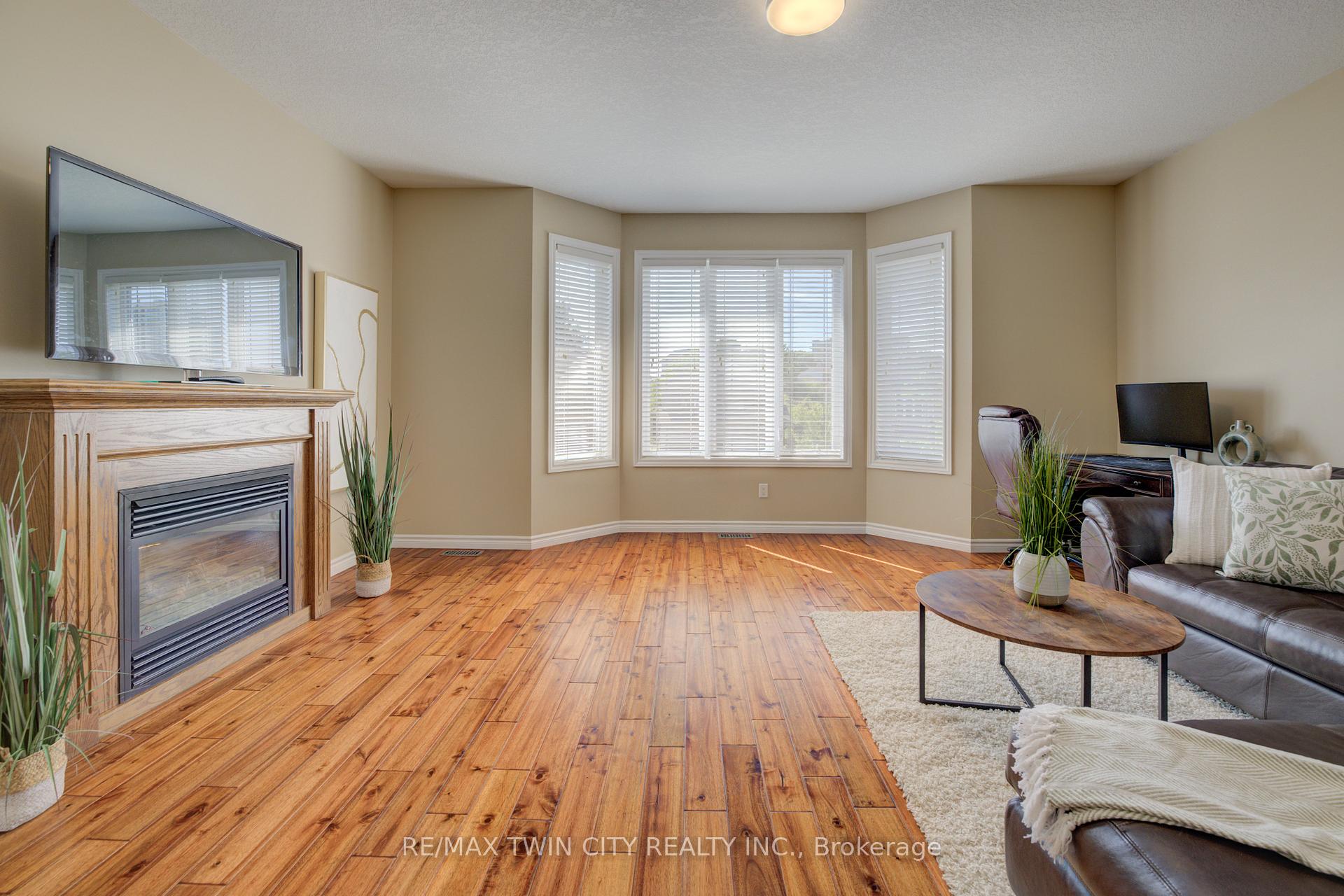 Photo 16 of 304 Westpark Crescent, Waterloo — HOMEH