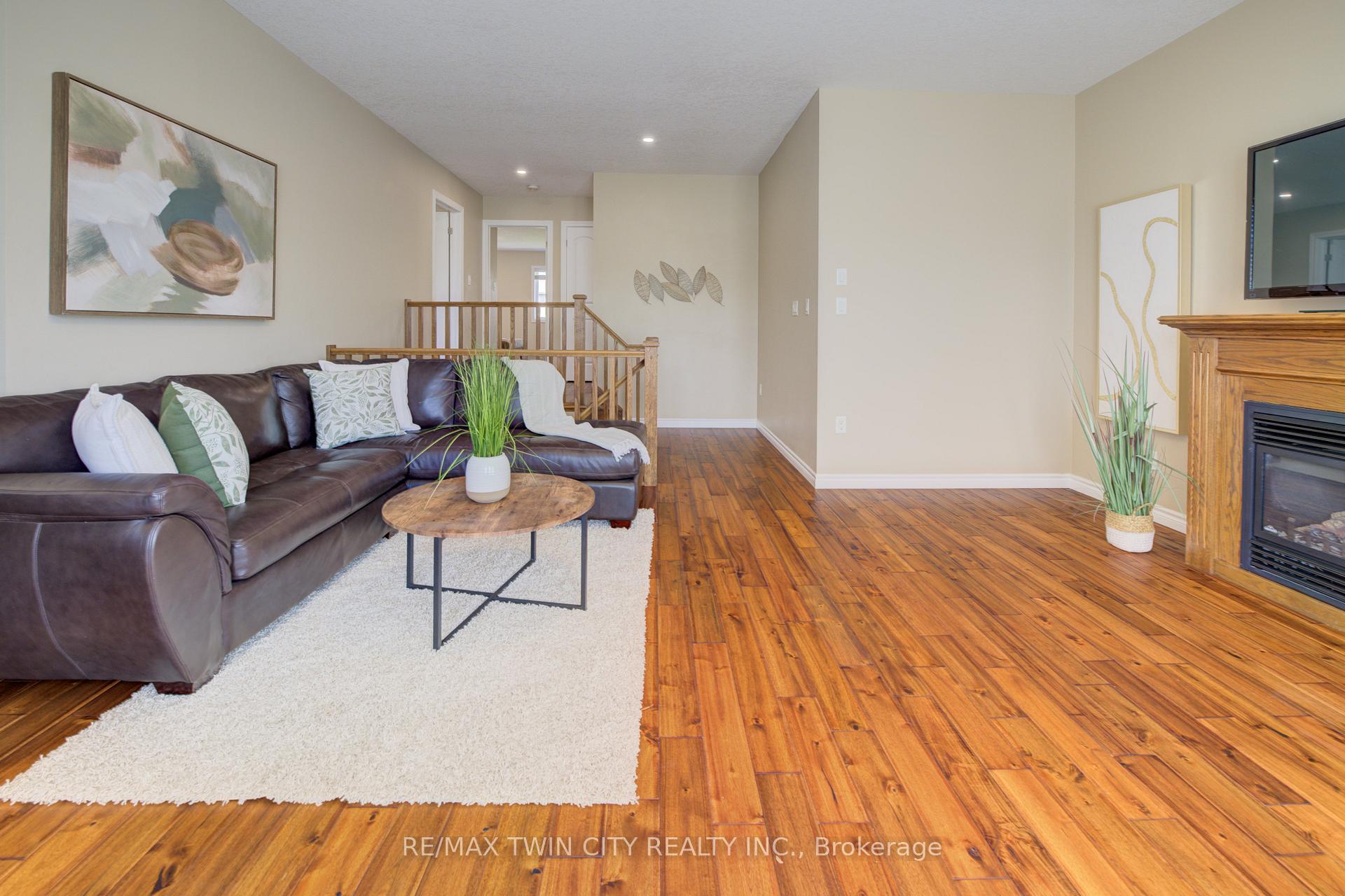 Photo 17 of 304 Westpark Crescent, Waterloo — HOMEH