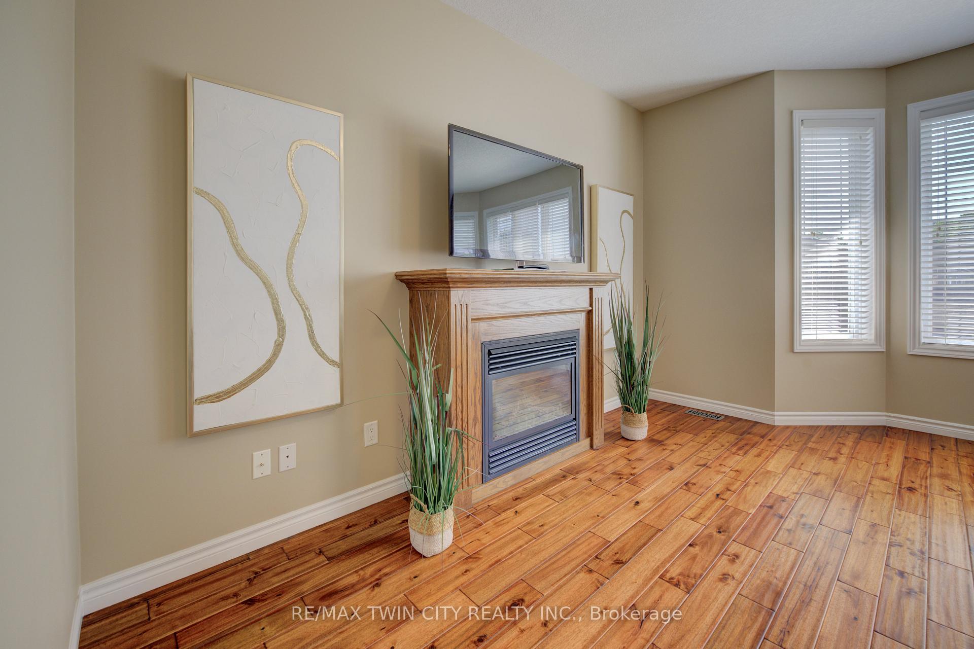 Photo 18 of 304 Westpark Crescent, Waterloo — HOMEH