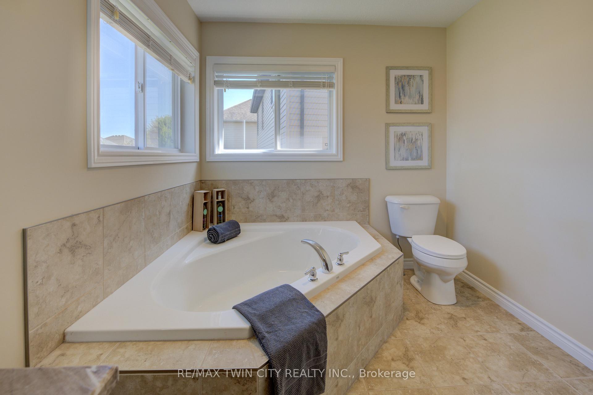 Photo 25 of 304 Westpark Crescent, Waterloo — HOMEH