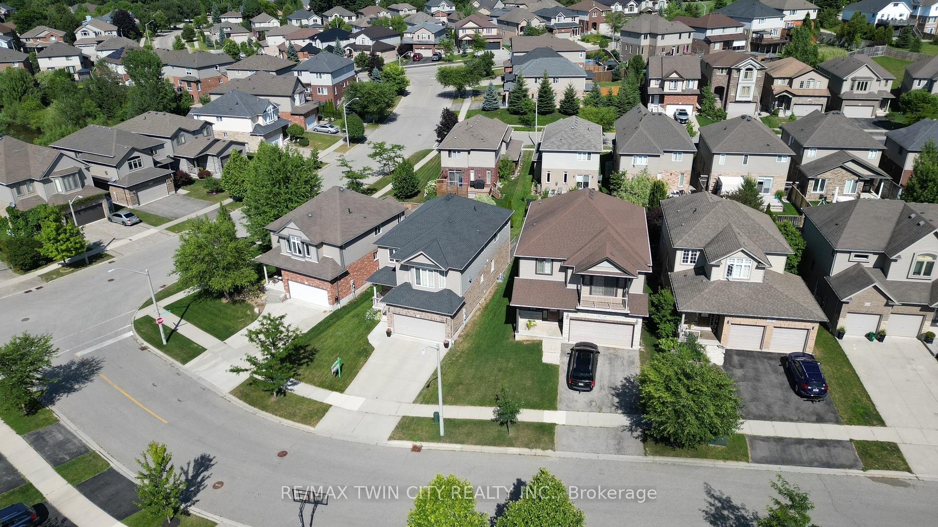 Photo 33 of 304 Westpark Crescent, Waterloo — HOMEH