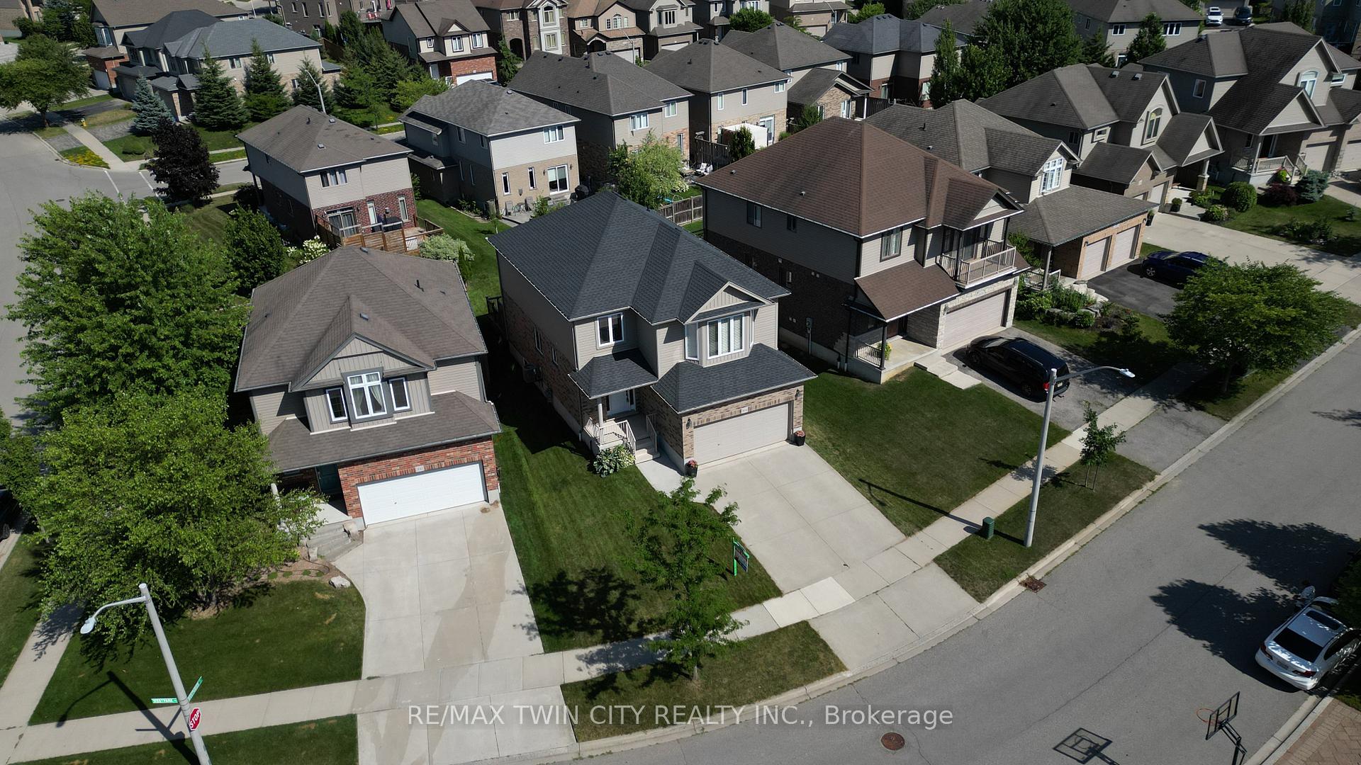 Photo 34 of 304 Westpark Crescent, Waterloo — HOMEH