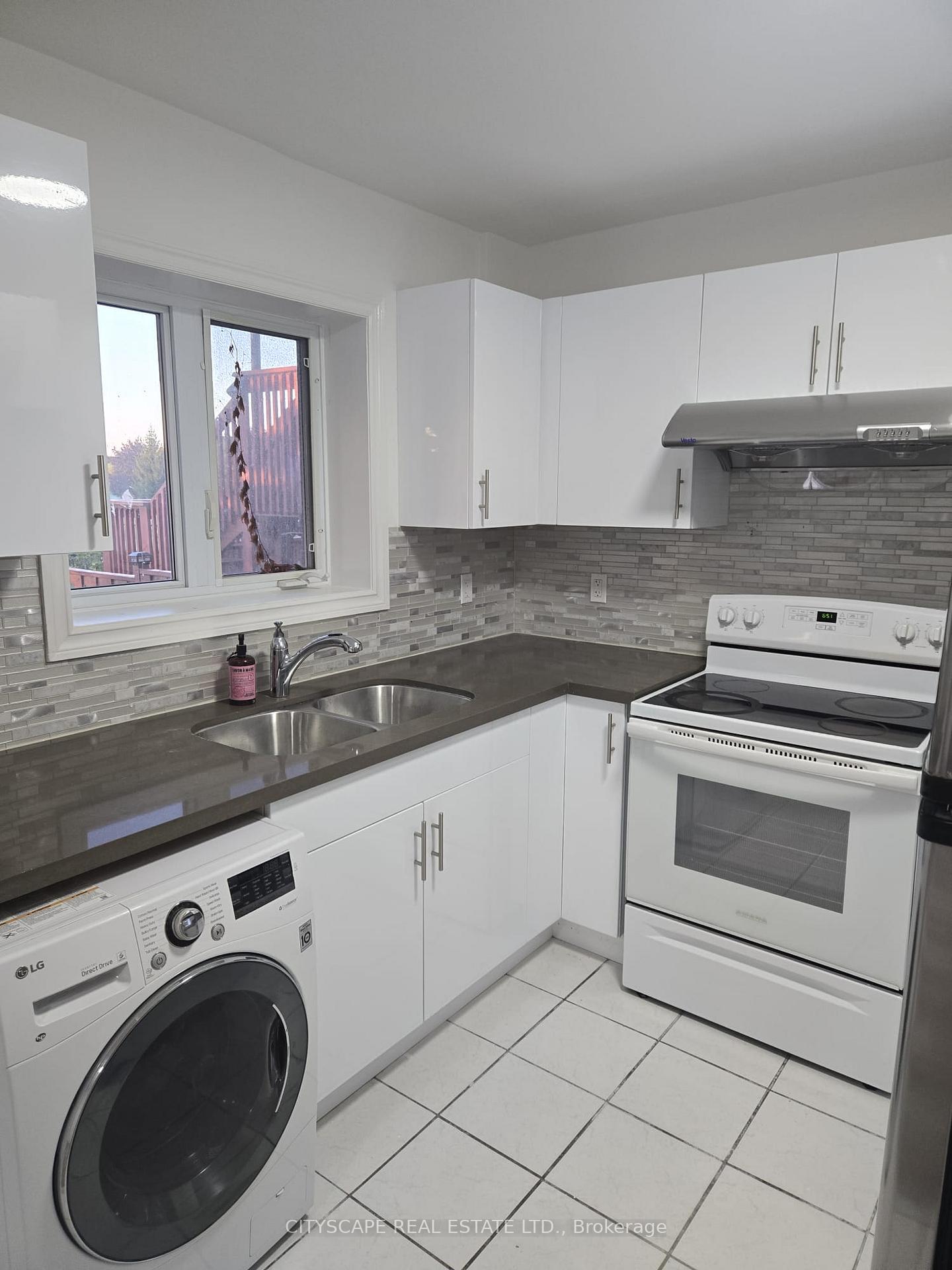 Photo 3 of 47 Eddington Place W, Vaughan, Maple — HOMEH