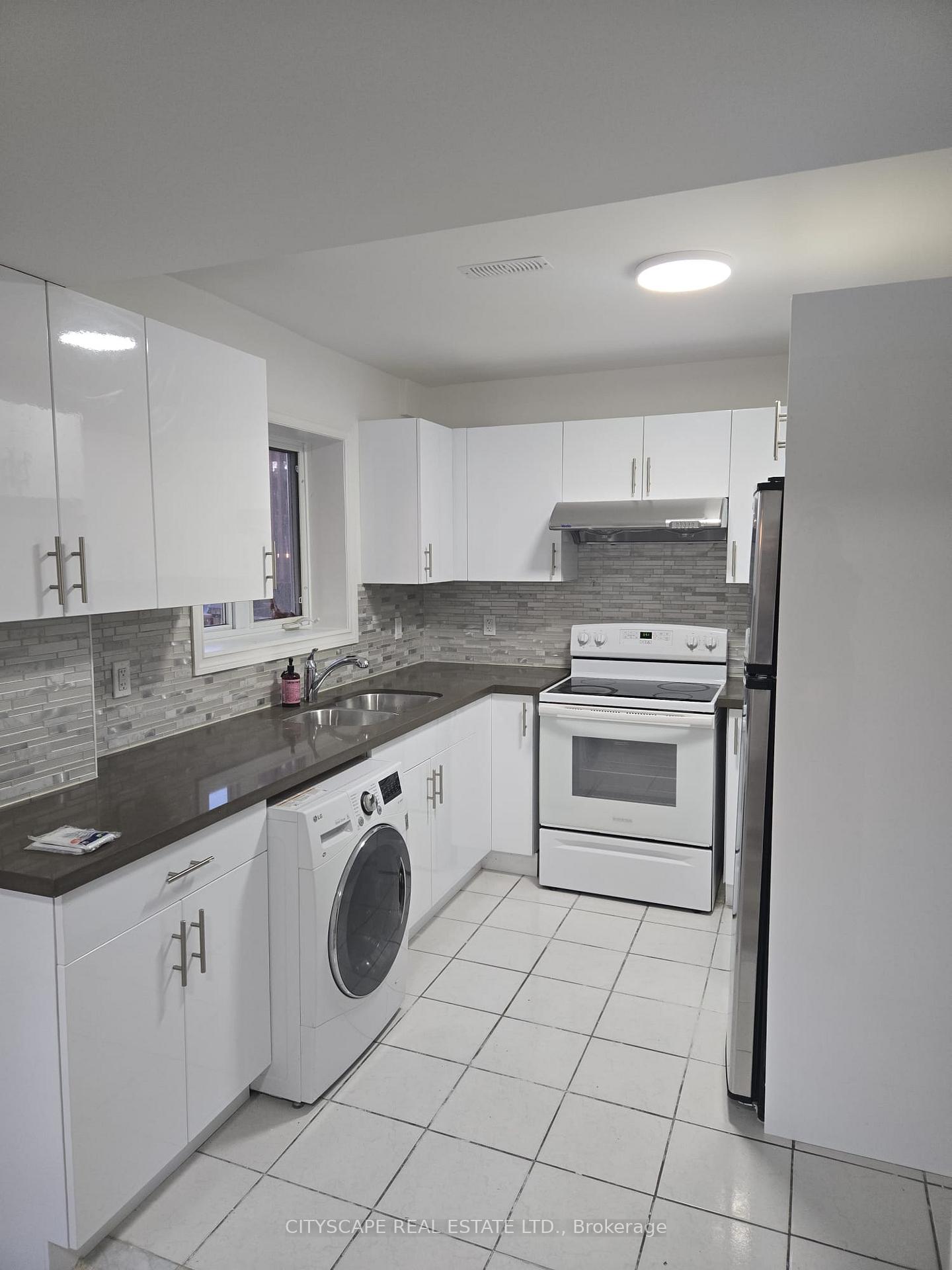 Photo 4 of 47 Eddington Place W, Vaughan, Maple — HOMEH