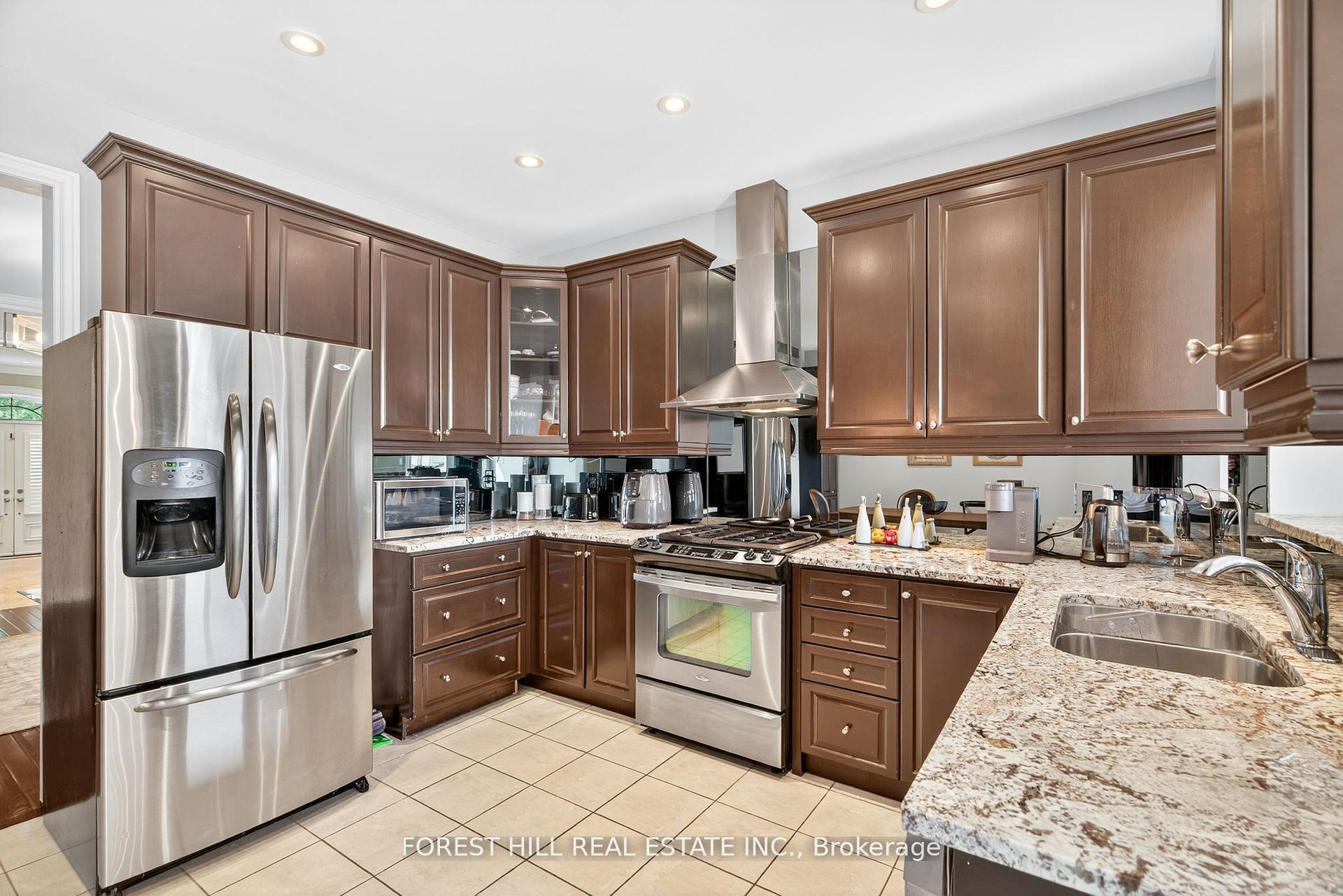 Photo 10 of 9 Robert Green Crescent, Vaughan, Patterson — HOMEH