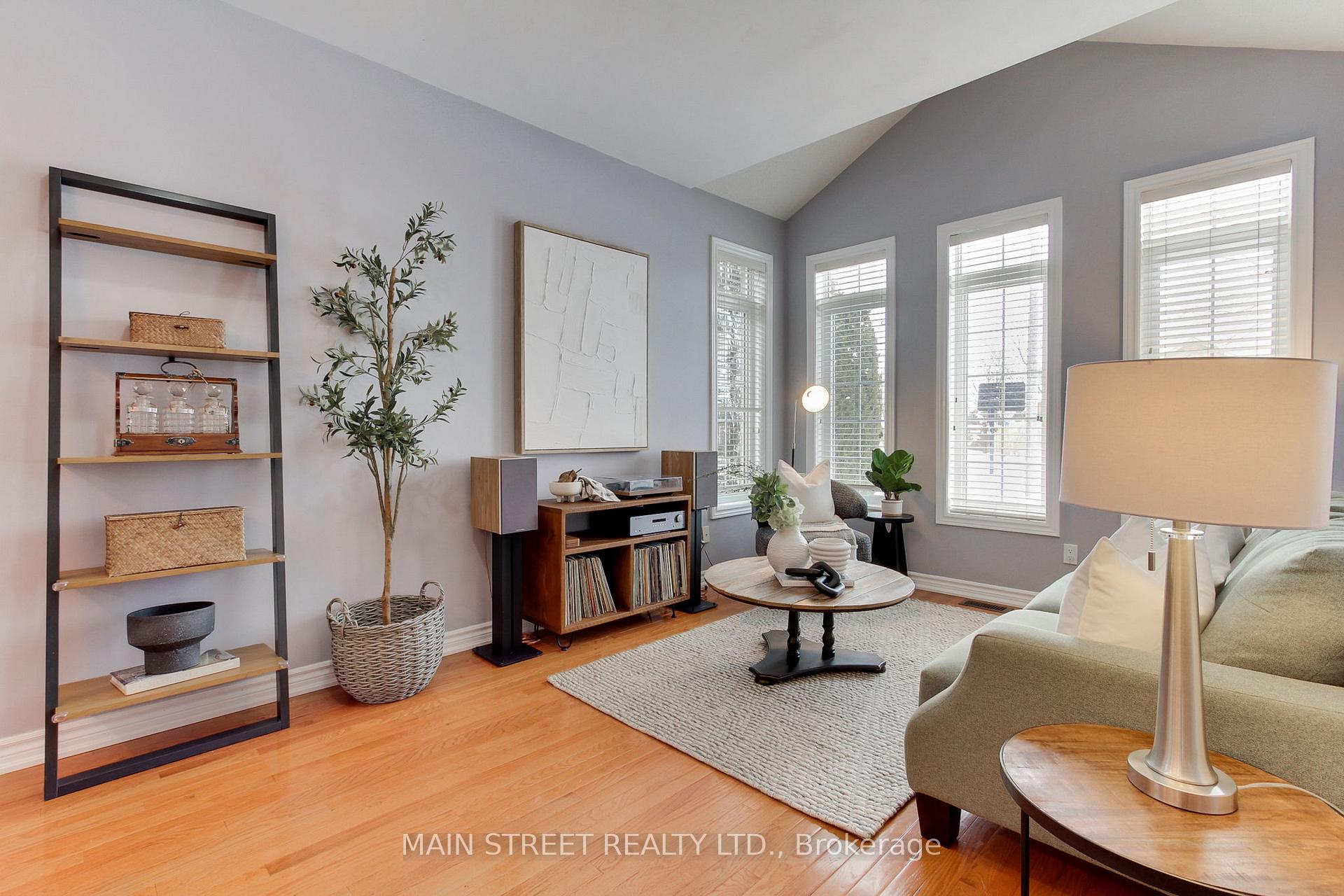 Photo 3 of 27 Meadow's End Crescent, Uxbridge — HOMEH