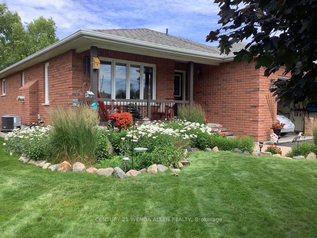Photo 1 of 11 Low Boulevard, Uxbridge — HOMEH