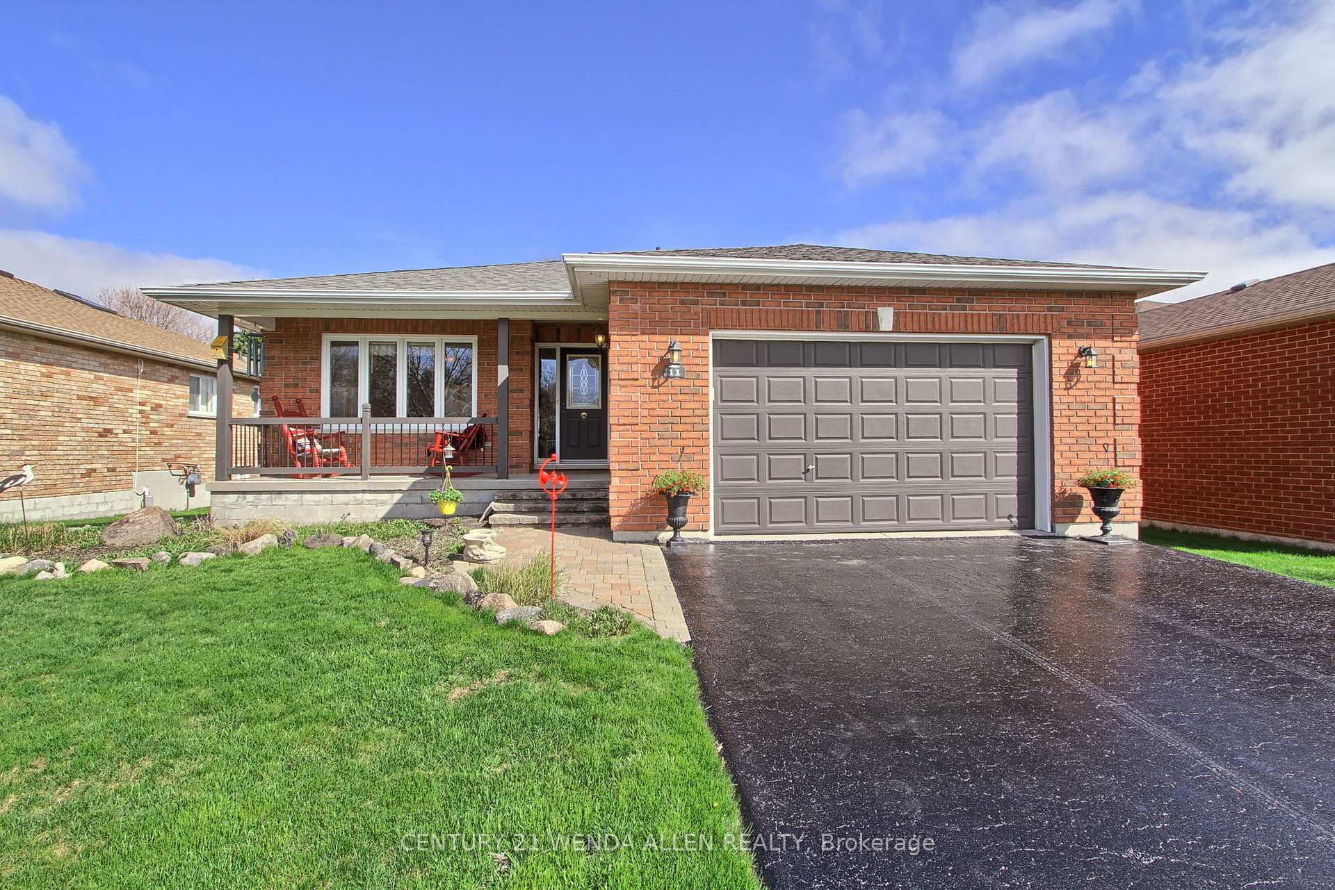 Photo 2 of 11 Low Boulevard, Uxbridge — HOMEH