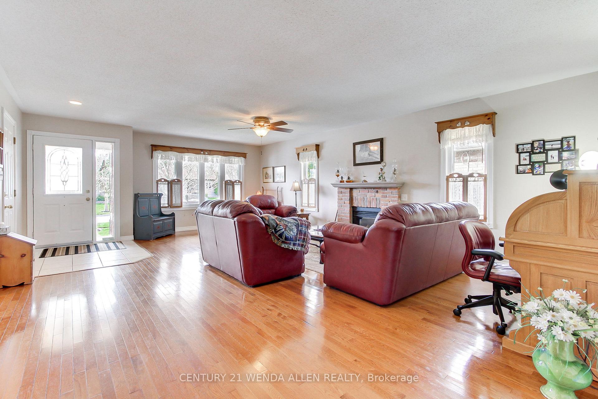 Photo 6 of 11 Low Boulevard, Uxbridge — HOMEH