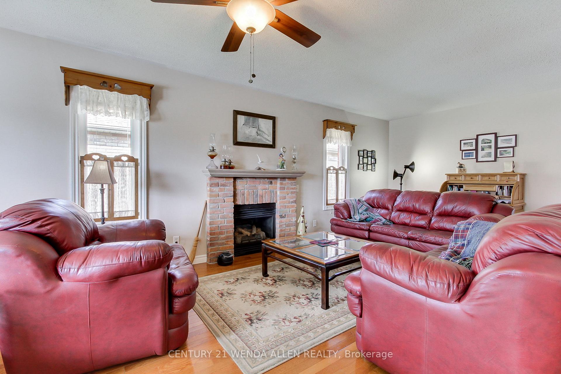 Photo 7 of 11 Low Boulevard, Uxbridge — HOMEH