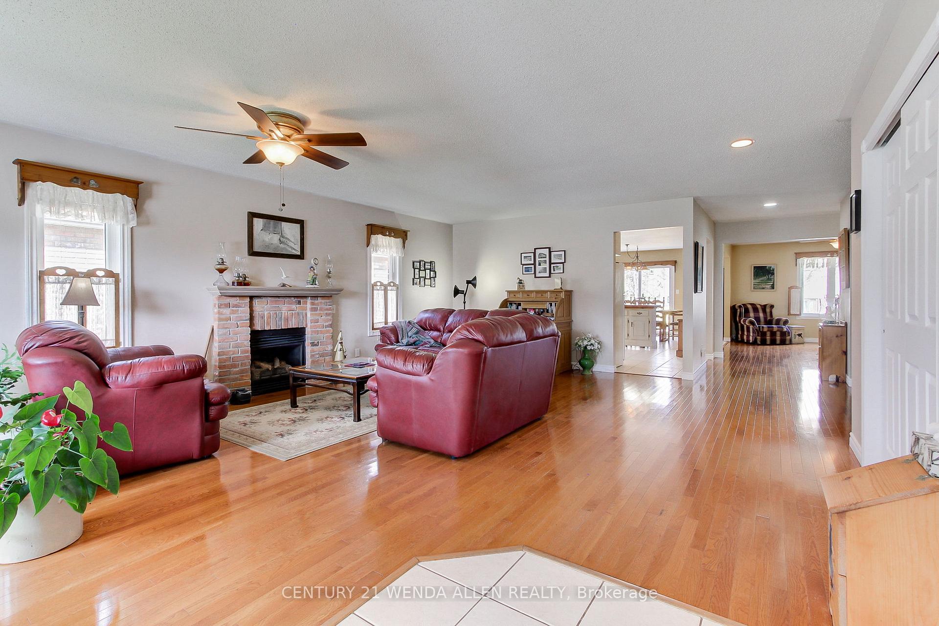 Photo 9 of 11 Low Boulevard, Uxbridge — HOMEH
