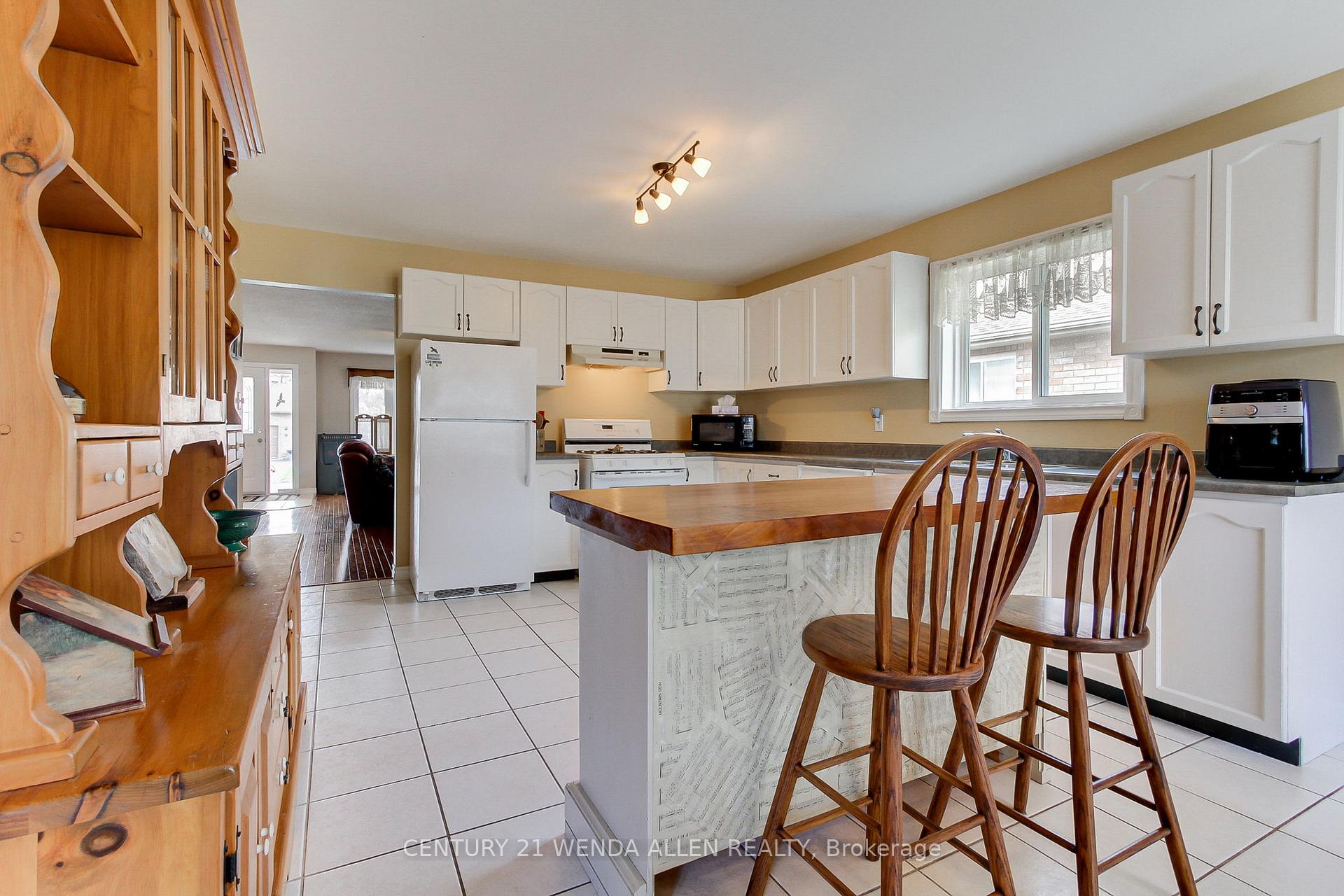 Photo 11 of 11 Low Boulevard, Uxbridge — HOMEH
