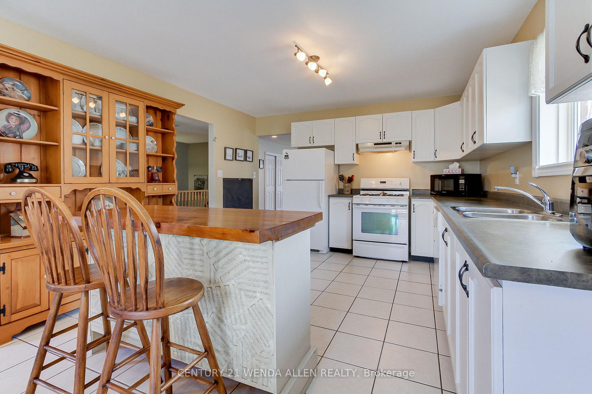 Photo 12 of 11 Low Boulevard, Uxbridge — HOMEH