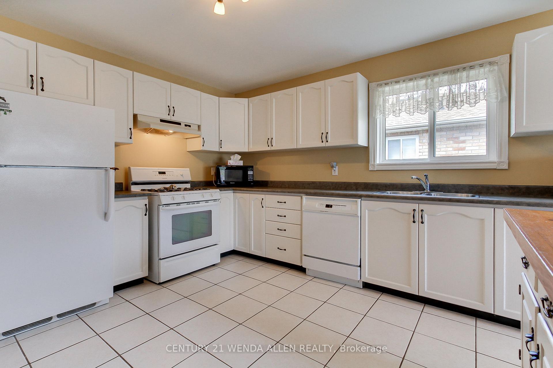 Photo 13 of 11 Low Boulevard, Uxbridge — HOMEH