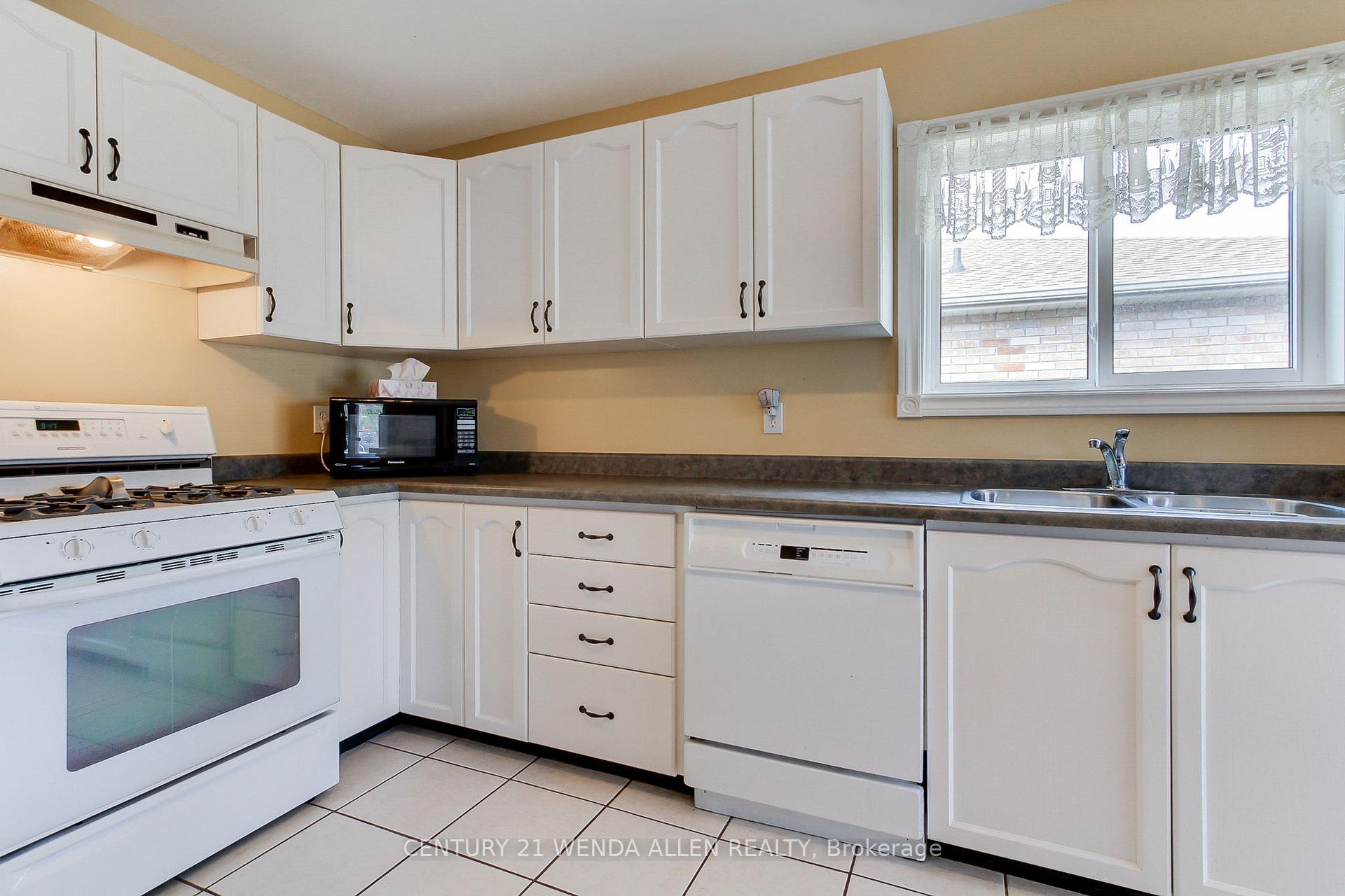 Photo 14 of 11 Low Boulevard, Uxbridge — HOMEH