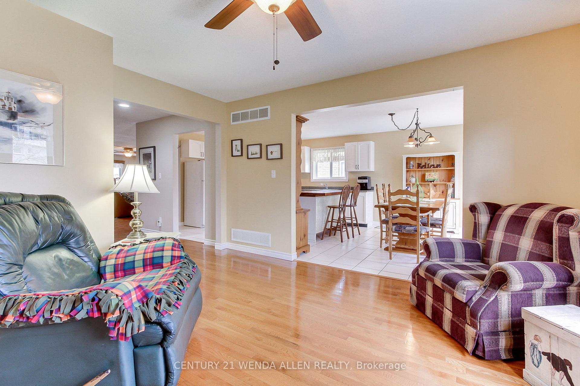 Photo 21 of 11 Low Boulevard, Uxbridge — HOMEH