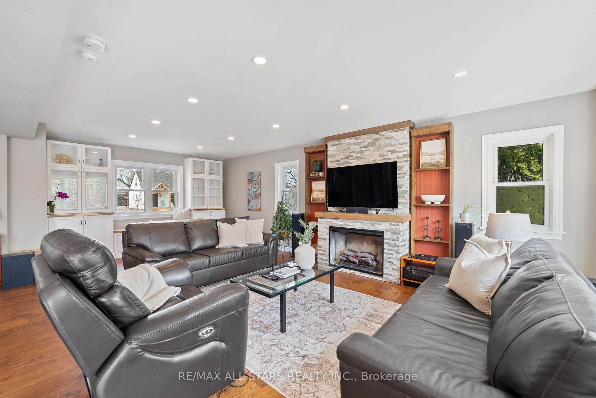 Photo 7 of 130 New Street, Uxbridge — HOMEH