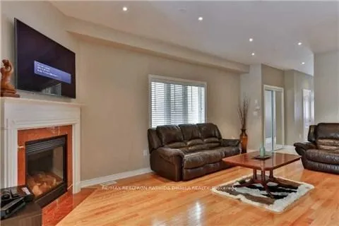 Photo 3 of 166 Chayna Crescent, Vaughan, Patterson — HOMEH