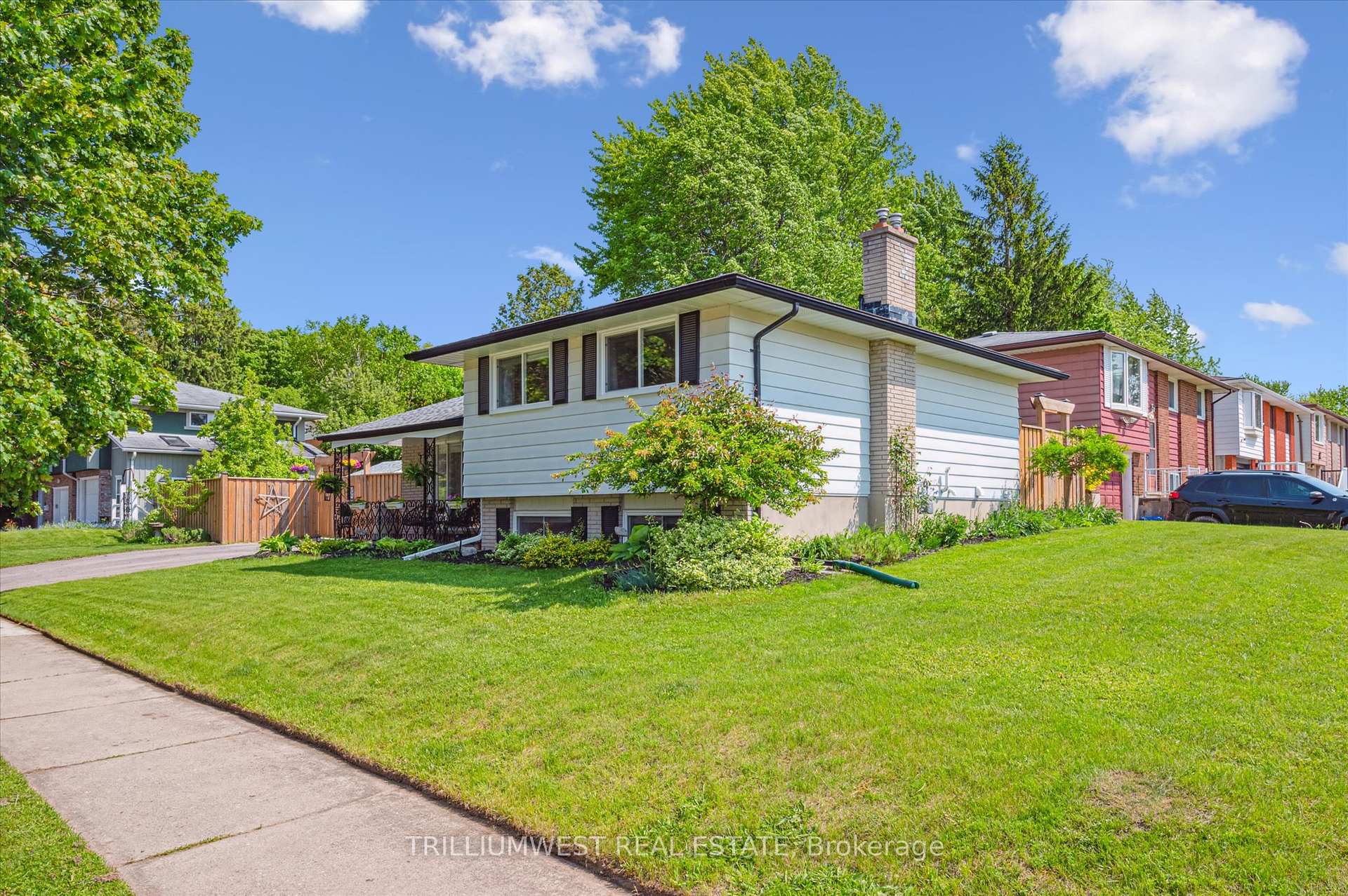 Photo 2 of 291 Parkmount Drive, Waterloo — HOMEH