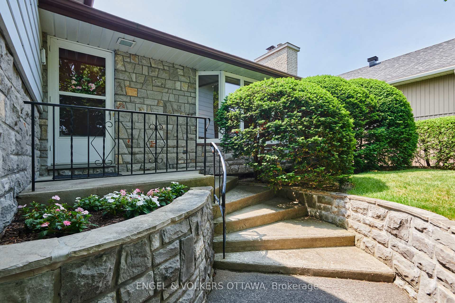 Photo 2 of 436 Crestview Road, Ottawa, Alta Vista/Faircrest Heights — HOMEH