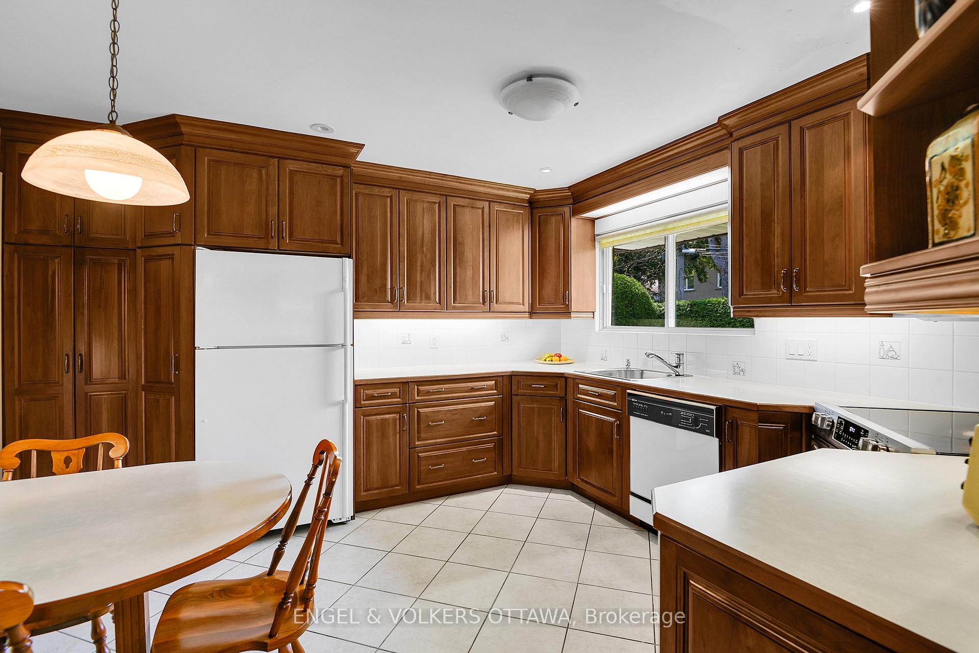 Photo 10 of 436 Crestview Road, Ottawa, Alta Vista/Faircrest Heights — HOMEH