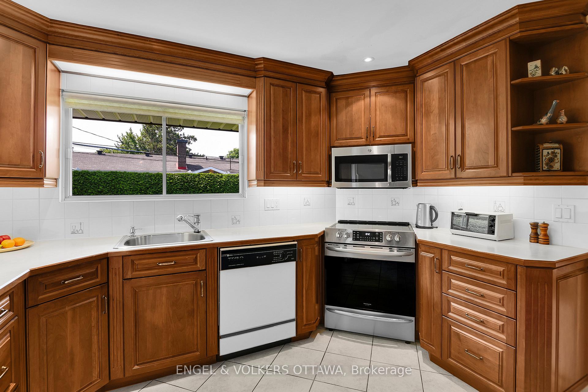 Photo 14 of 436 Crestview Road, Ottawa, Alta Vista/Faircrest Heights — HOMEH