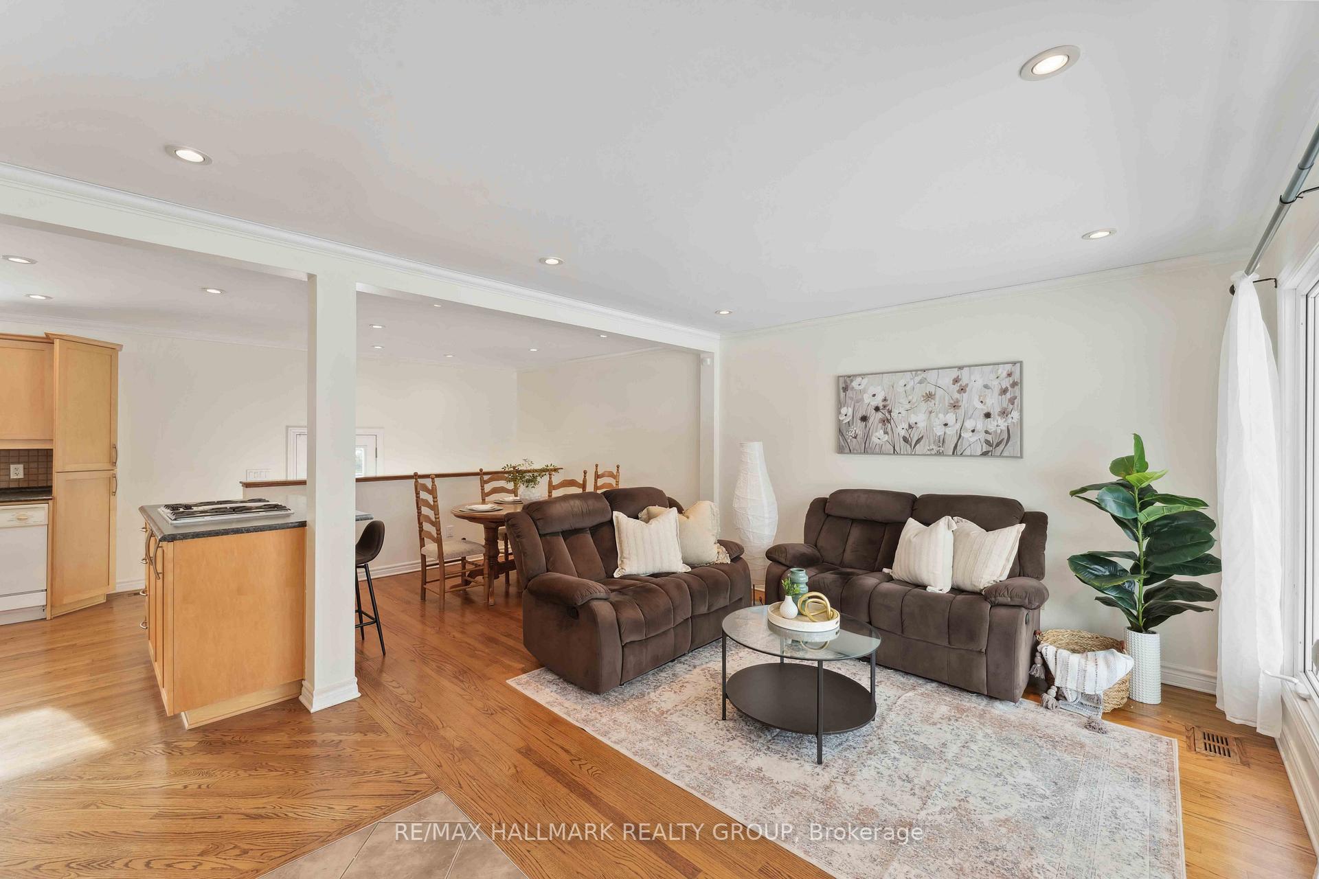 Photo 4 of 6 Ellery Crescent, Ottawa, Lynwood Village — HOMEH