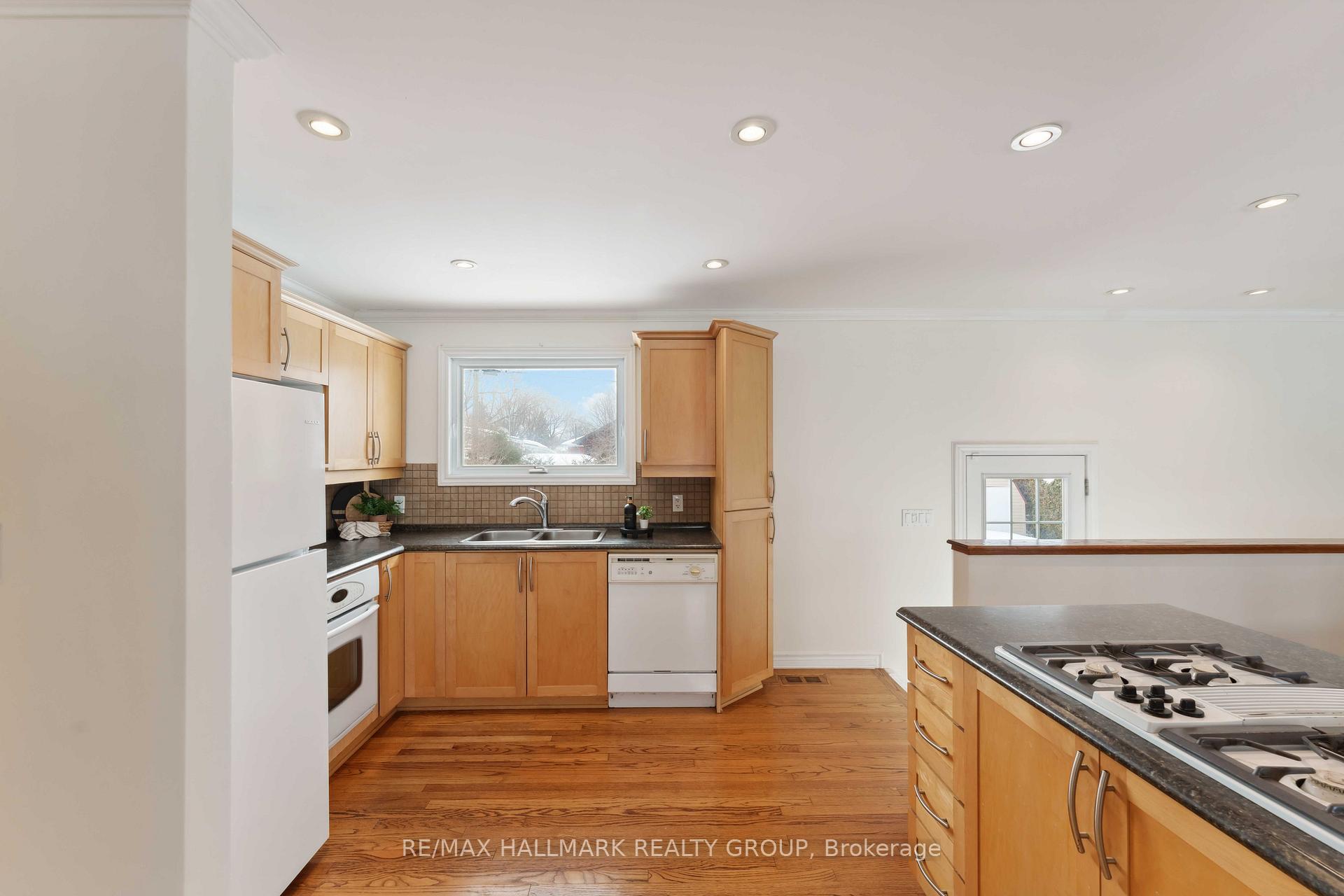 Photo 16 of 6 Ellery Crescent, Ottawa, Lynwood Village — HOMEH
