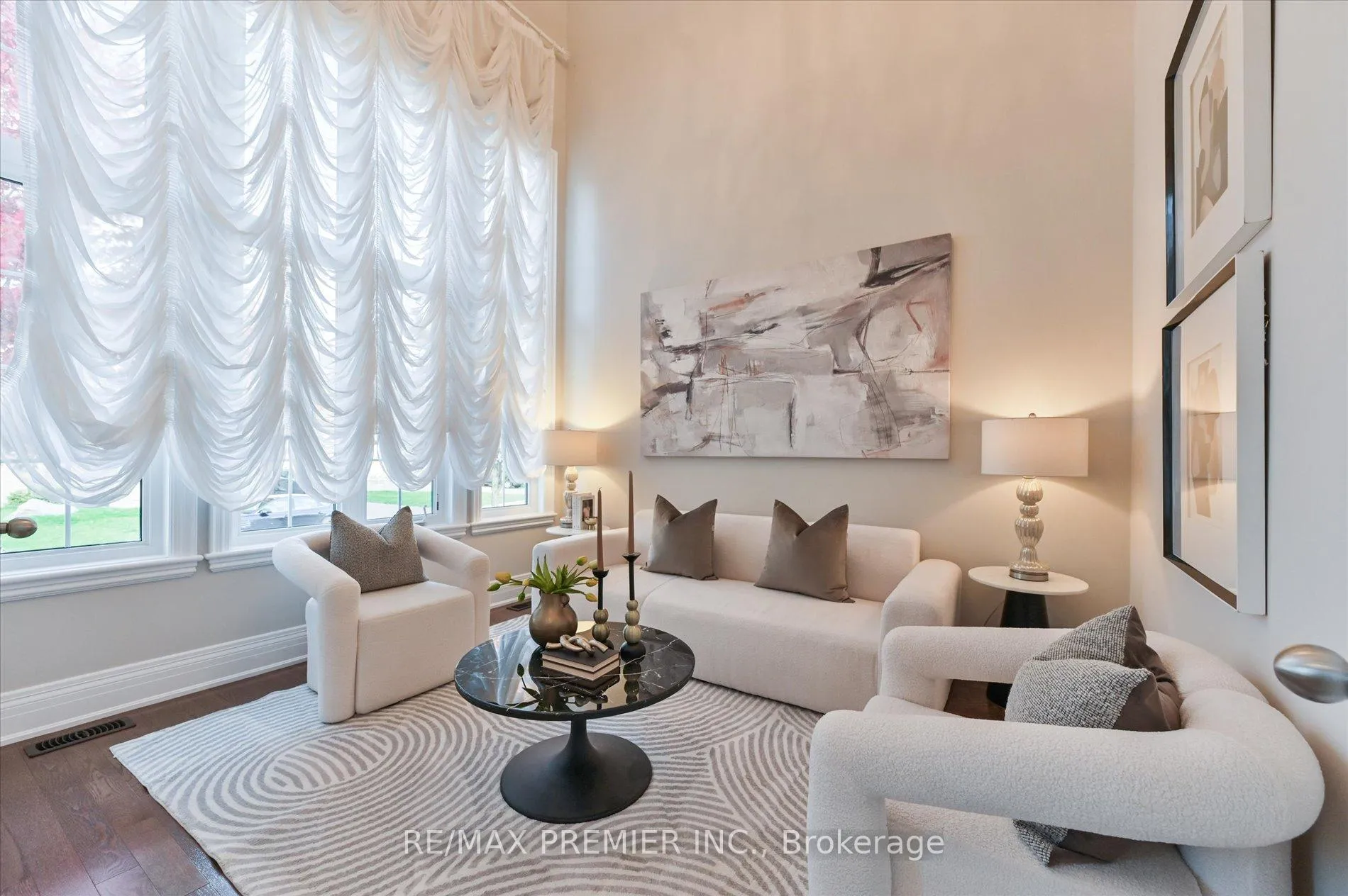 Photo 4 of 64 Heintzman Crescent, Vaughan, Patterson — HOMEH
